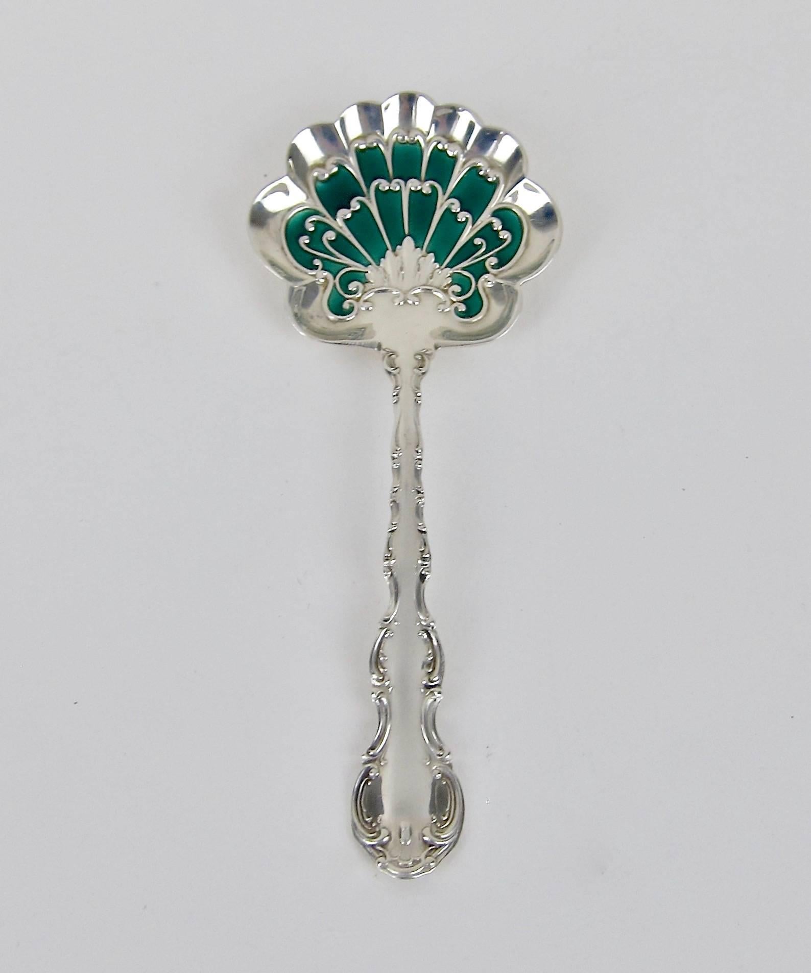 Une cuillère à bonbon antique en argent massif avec une décoration contrastée en émail vert vif de Gorham Manufacturing Company de Providence:: Rhode Island. La cuillère est issue du motif Strasbourg de la société:: qui présente des bords
