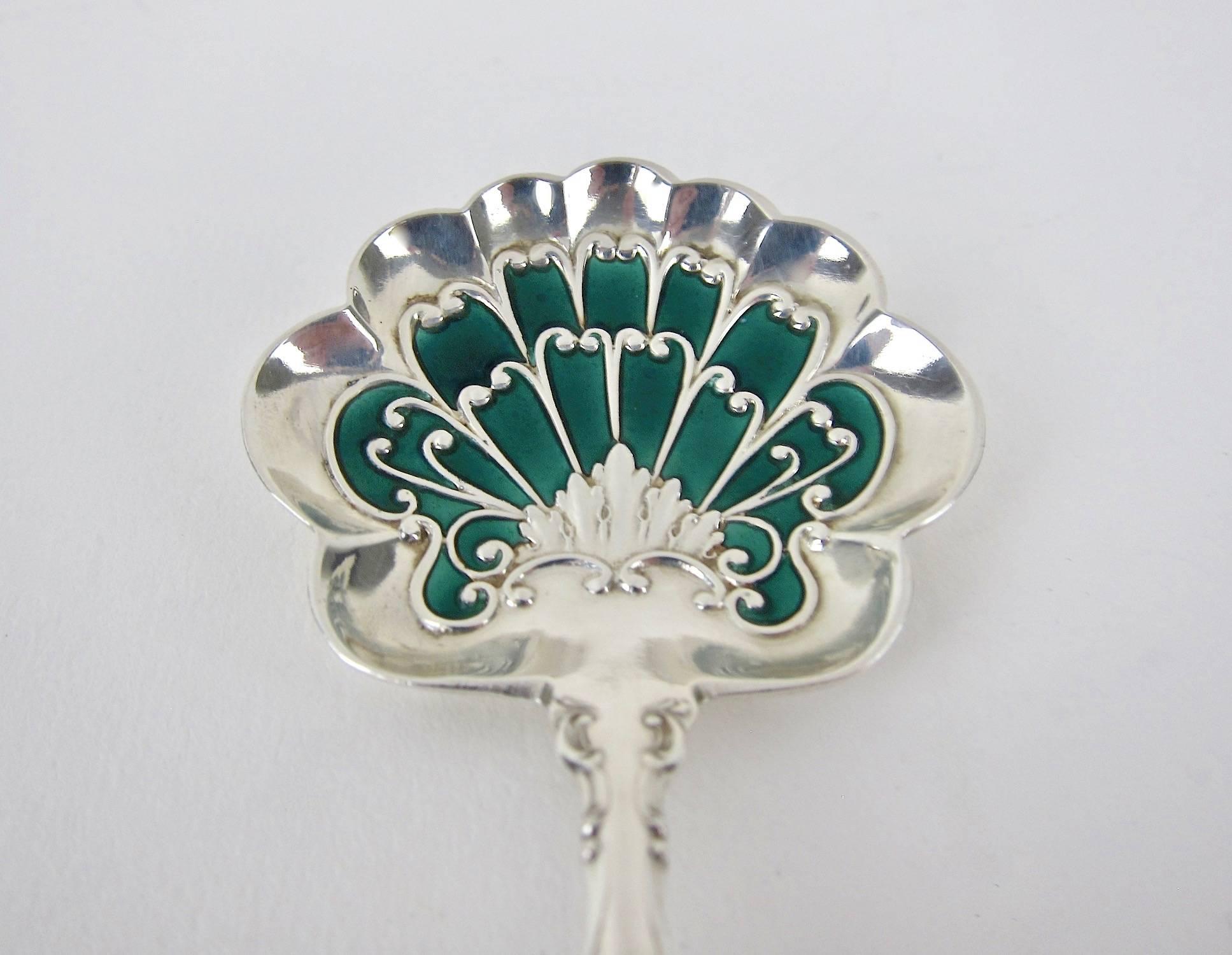 Émaillé Antique cuillère à bonbon Gorham Strasbourg en argent sterling avec émail vert