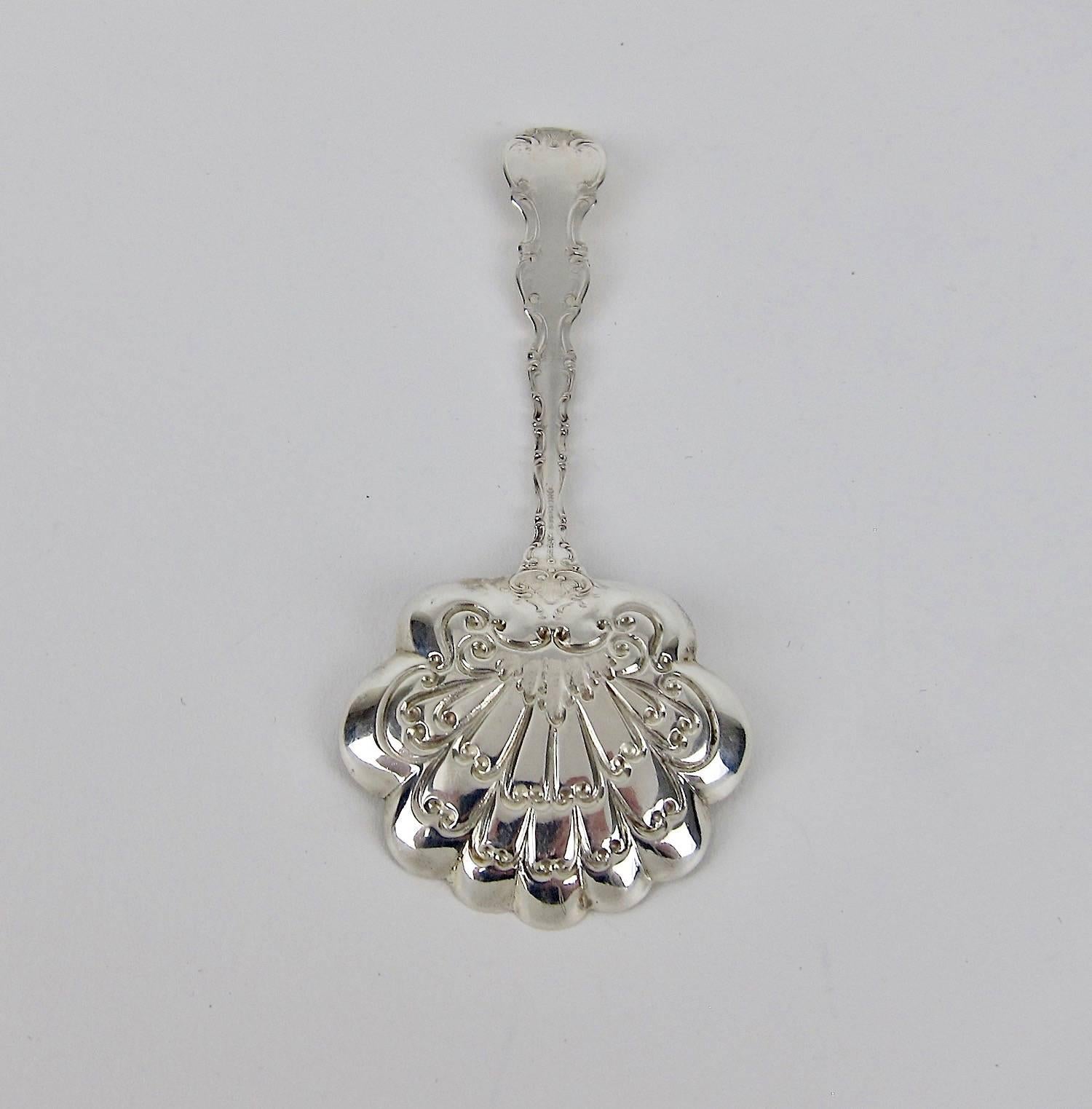 20ième siècle Antique cuillère à bonbon Gorham Strasbourg en argent sterling avec émail vert