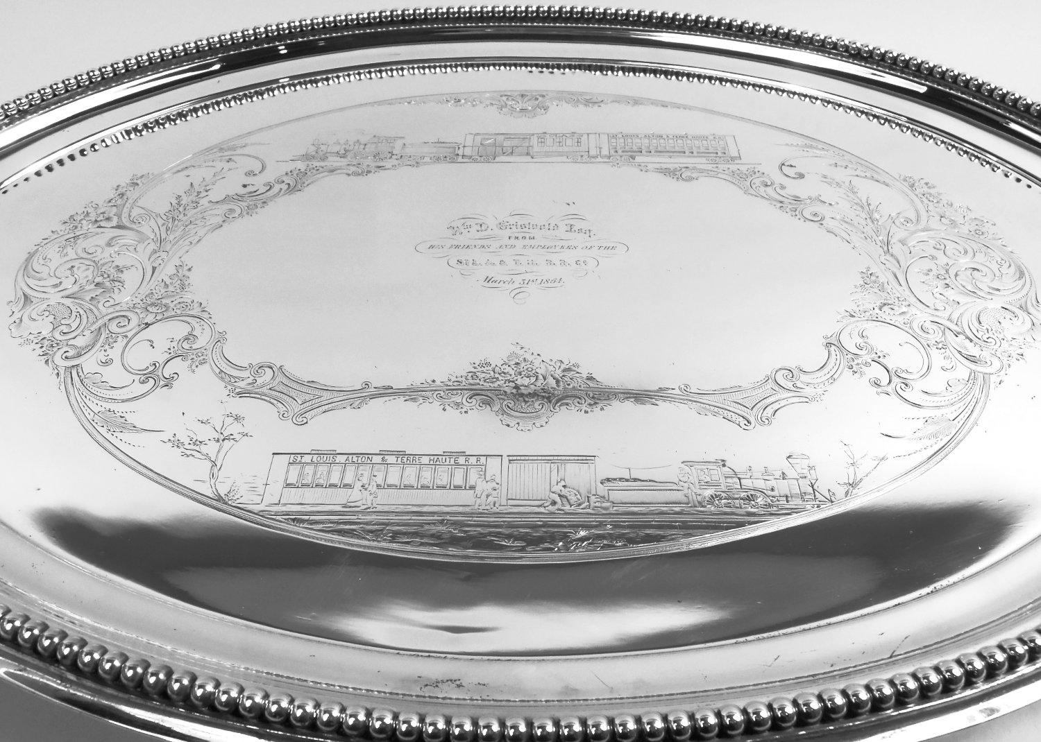 Plateau victorien en argent pour pièces de monnaie classiques. Fabriqué par Gorham à Providence, vers 1860. Ovale avec quatre supports de sangles montés en volutes. Bordure perlée et poignées d'extrémité montées sur feuilles avec têtes cornées et