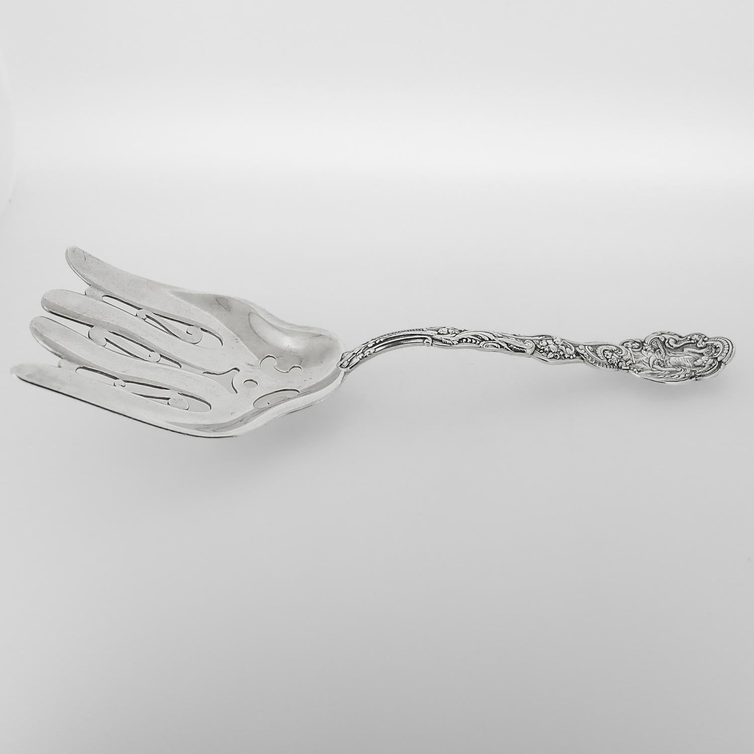 Une très belle fourchette à asperges ancienne.

Par Gorham.

En argent sterling.

Dans le motif Versailles (conçu par Anton Heller).

Monogramme au verso.

Entièrement poinçonné.

Tout simplement une merveilleuse pièce de service dans un merveilleux