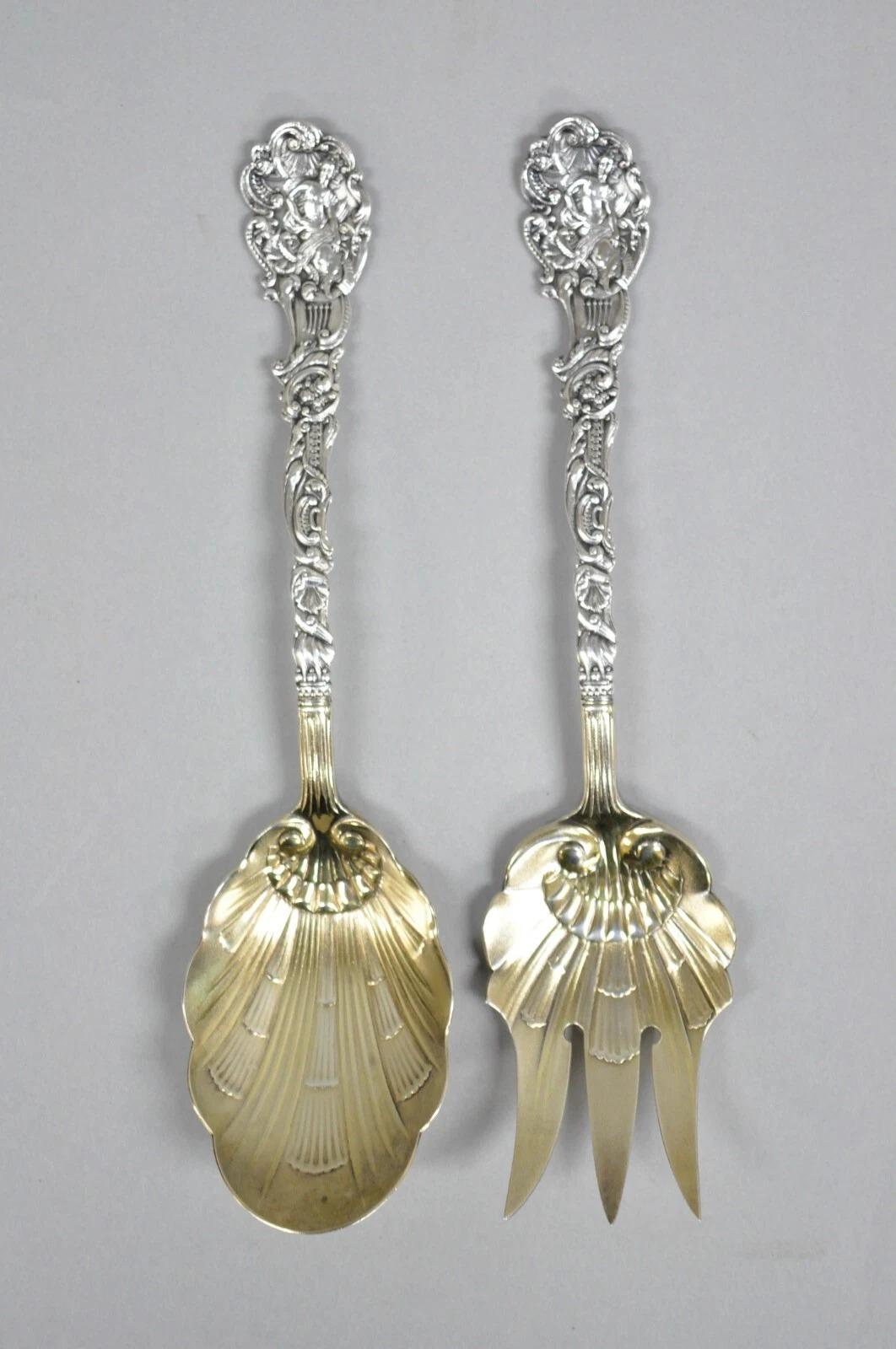 Antiguos cubiertos Gorham Versailles de plata de ley Juego de tenedor y cuchara para servir ensalada con monogramas en la parte posterior del mango. Principios del siglo XX. Medidas: 0,5