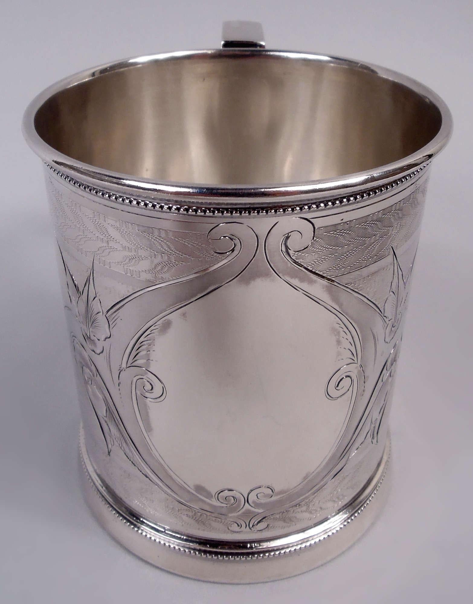 Viktorianische klassische Silbermünze Babyschale. Hergestellt von Gorham in Providence, um 1860. Gerade Seiten; Bügelgriff mit volutenförmiger Scroll-Kappe und geteilter Halterung. Gravierte Blattrollenkartusche (leer) auf gedrechseltem Grund.