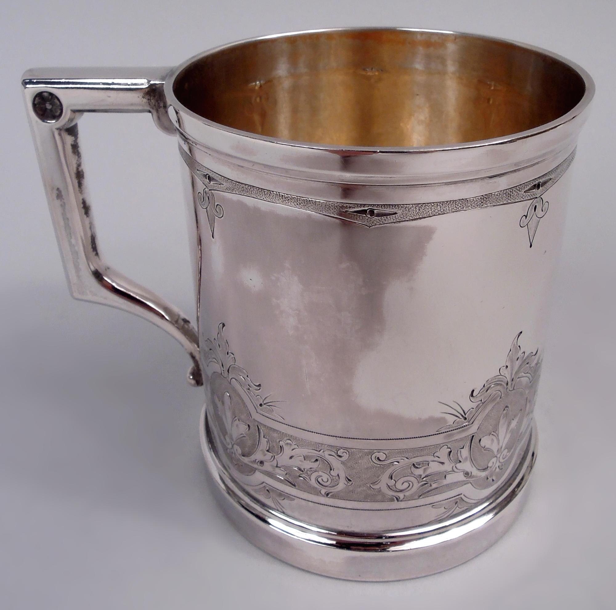 Viktorianische klassische Silbermünze Babyschale. Hergestellt von Gorham in Providence, um 1860. Gerade Seiten mit abgesetztem Mundrand und Sockel; Henkel mit Rosetten. Graviertes stilisiertes Ornament mit geschwungenem Band und Blattwerk auf