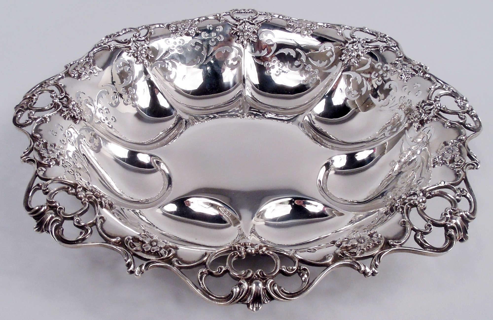 Coupe classique victorienne en argent sterling. Fabriqué par Gorham à Providence en 1899. Côtés lobés avec des feuilles et des fleurs percées. Le bord est festonné d'une volute ouverte en fonte, entrecoupée de feuilles et de fleurs. Entièrement