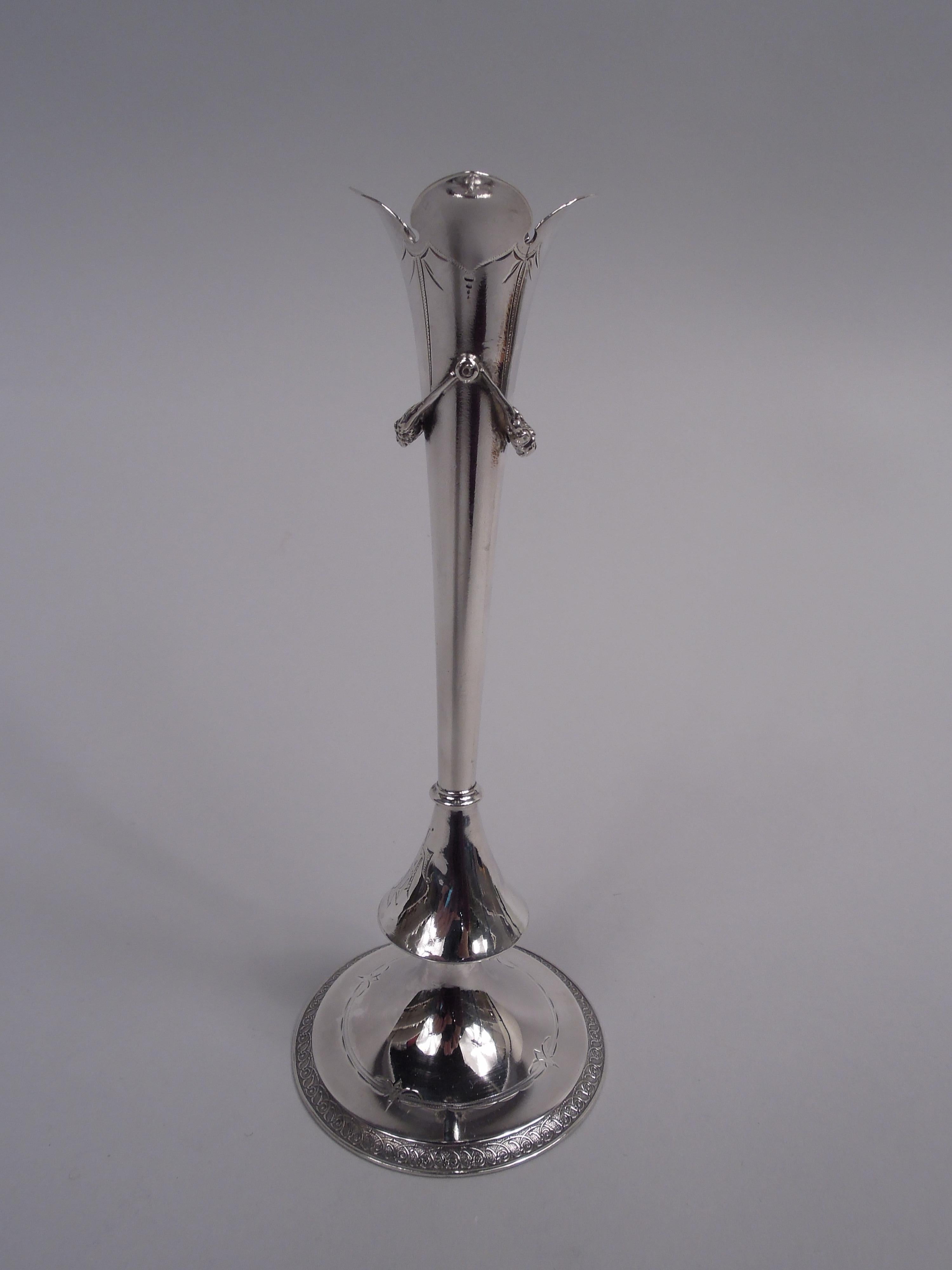 Vase à bourgeons classique en argent sterling de l'époque victorienne. Fabriqué par Gorham à Providence en 1872. Conique à bord évasé à pétales et guirlandes appliquées ; monogramme entrelacé gravé sur le fond de la collerette, et pied surélevé.