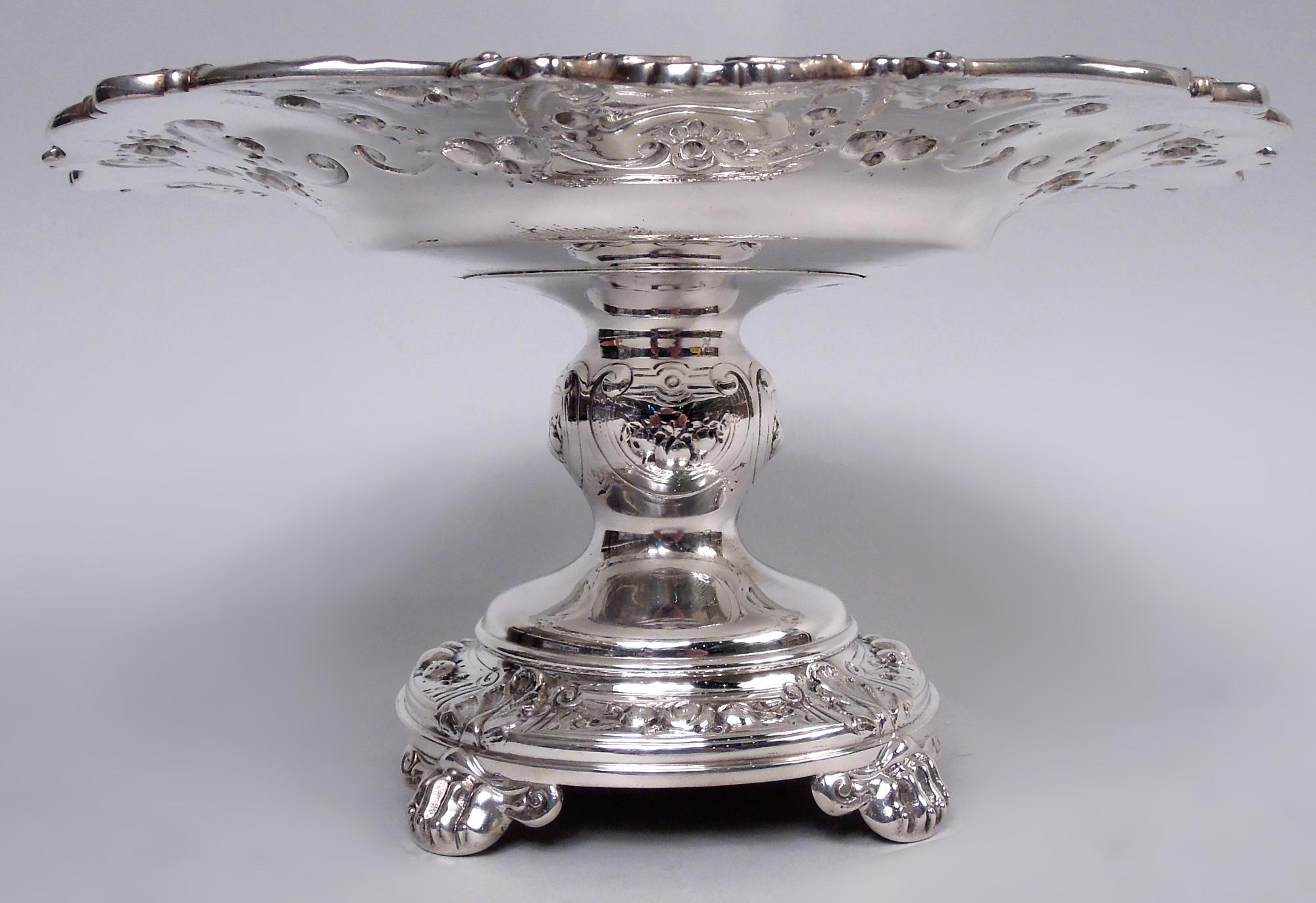 Composto classico vittoriano in argento sterling. Prodotto da Gorham a Providence, nel 1900 circa. Pozzo liscio, spalla larga e bordo a foglia applicato con conchiglie e maschere. Supporto globulare e piede a cupola; quattro supporti a zampa montati