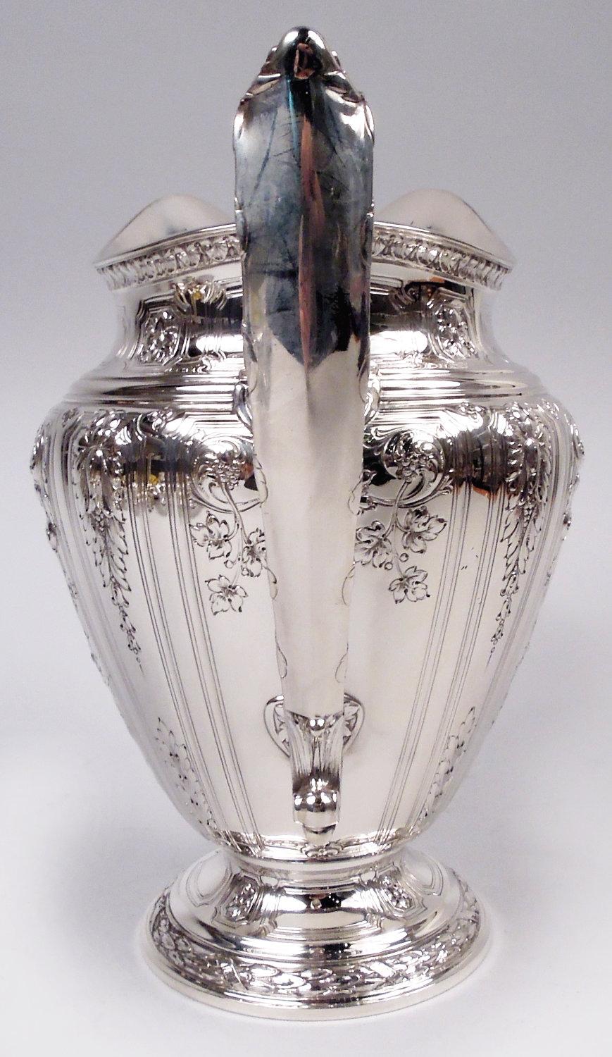 Argento 925 Antica brocca d'acqua Gorham con l'apprezzabile motivo Maintenon del 1929 in vendita