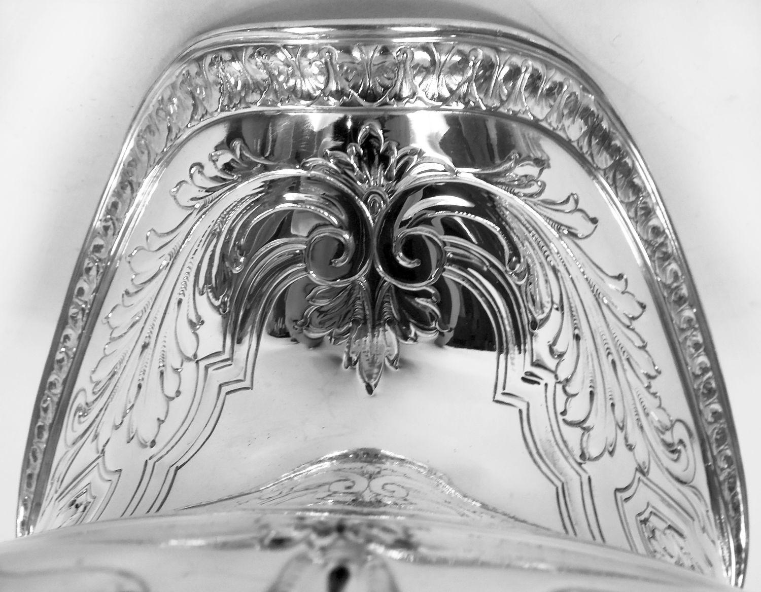 Antica brocca d'acqua Gorham con l'apprezzabile motivo Maintenon del 1929 in vendita 2