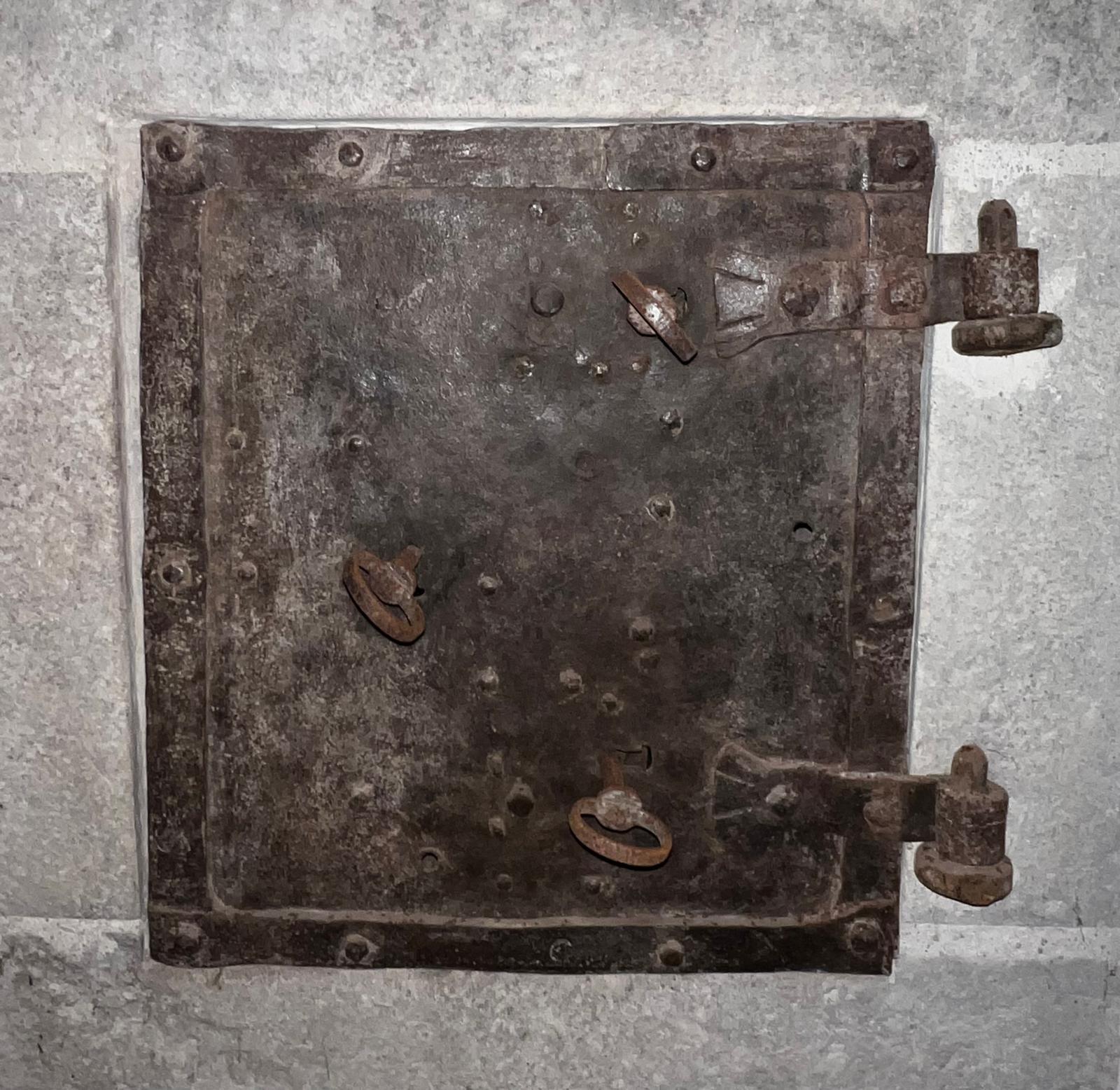 Antique Gothic 16th C. Wrought Iron Safe Door with Three-Key Locking System In Good Condition For Sale In Doha, QA