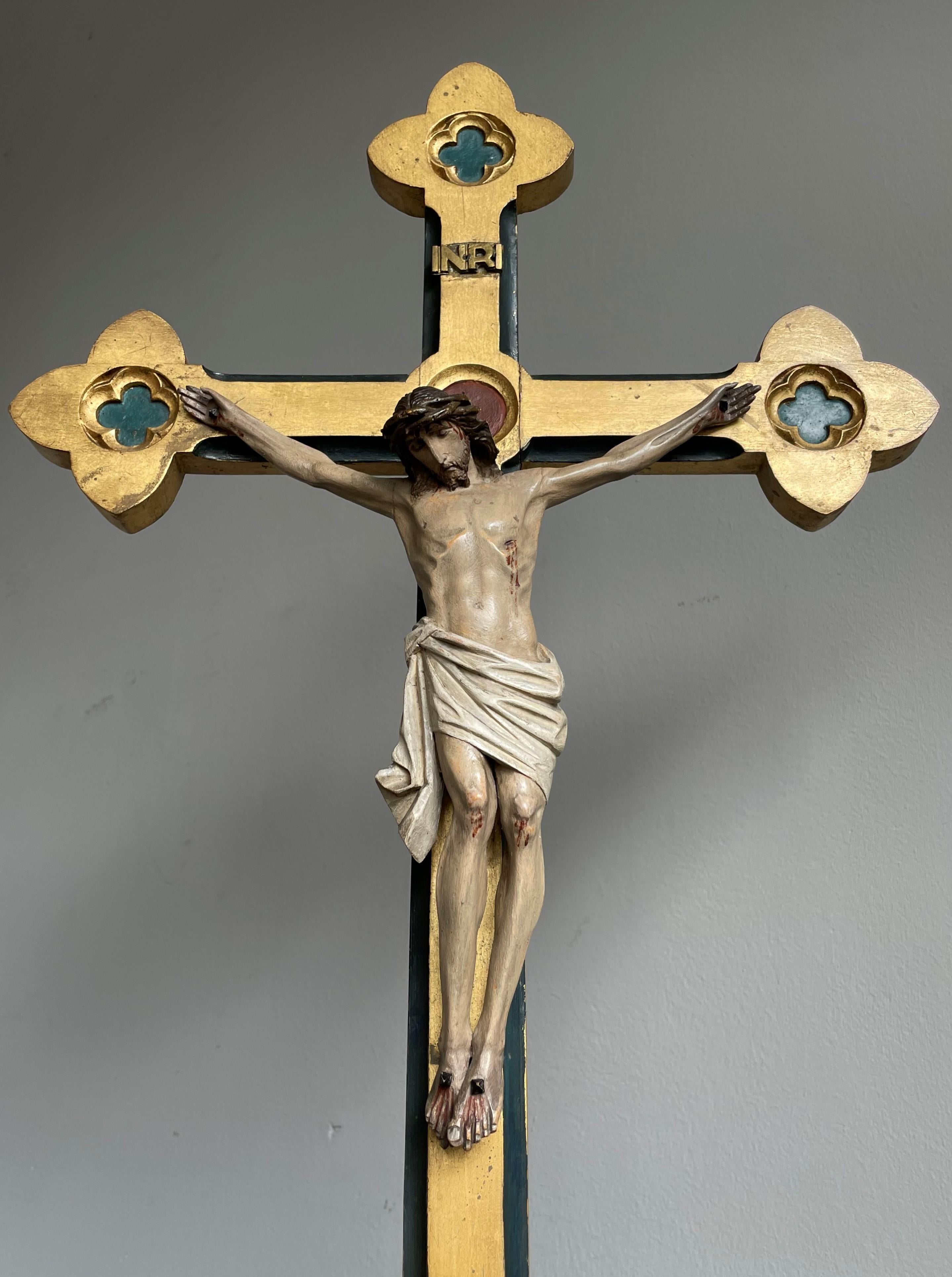 Antiker gotischer Altartisch Kruzifix mit handgeschnitztem, vergoldetem Kreuz und Corpus of Christ (Neugotik) im Angebot