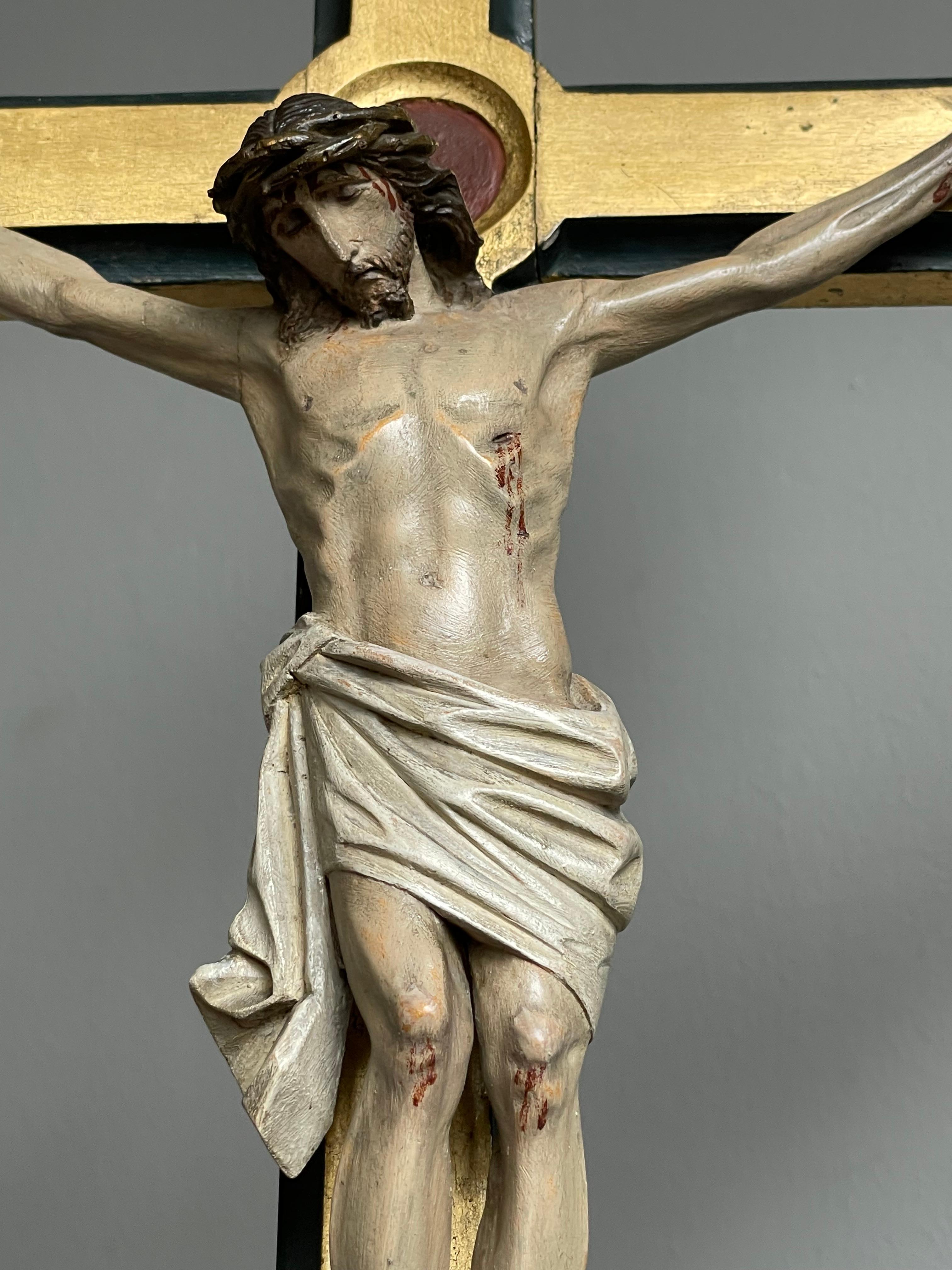 Antiker gotischer Altartisch Kruzifix mit handgeschnitztem, vergoldetem Kreuz und Corpus of Christ (Europäisch) im Angebot