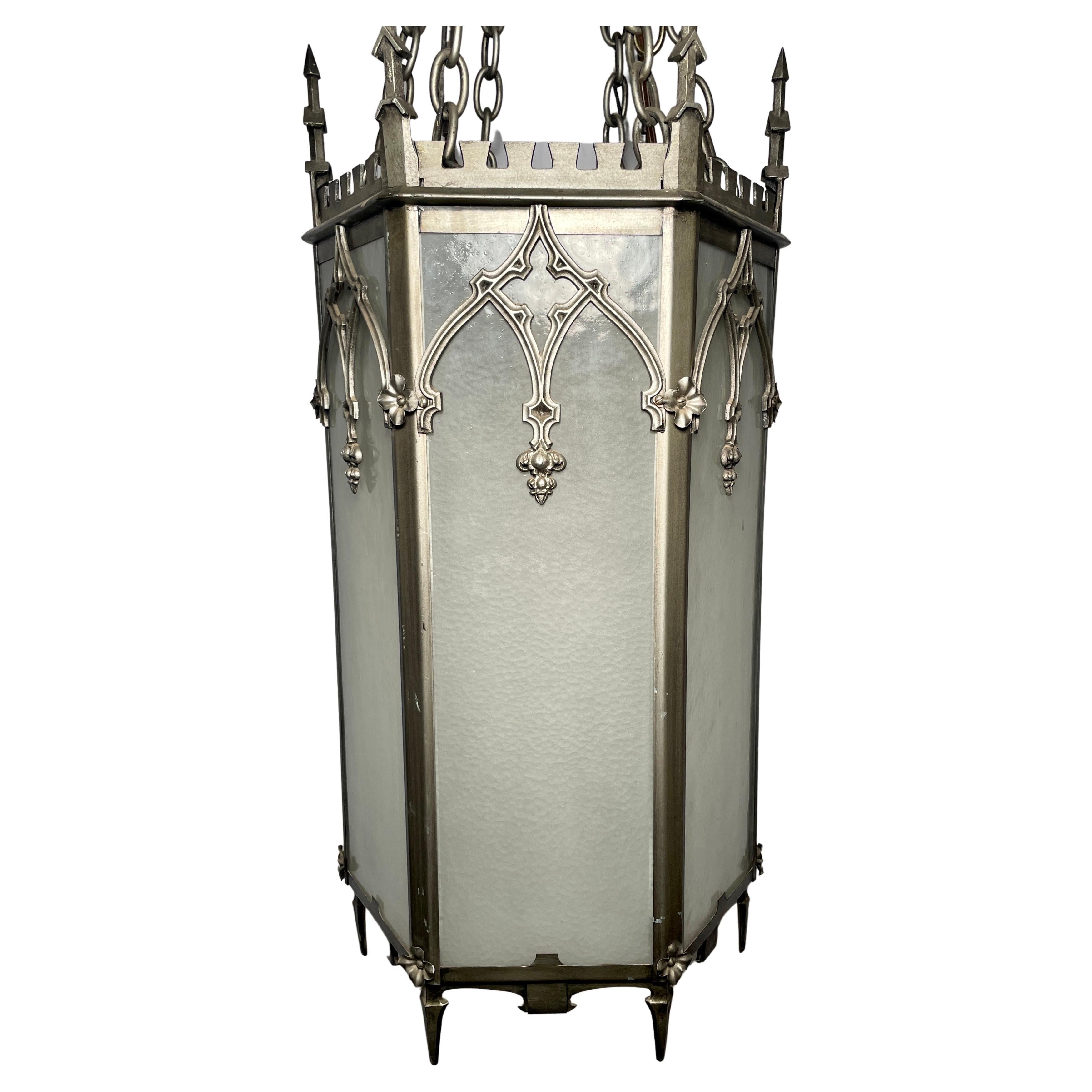 Ancienne lanterne de hall gothique américaine en fer, Circa 1900-1910.