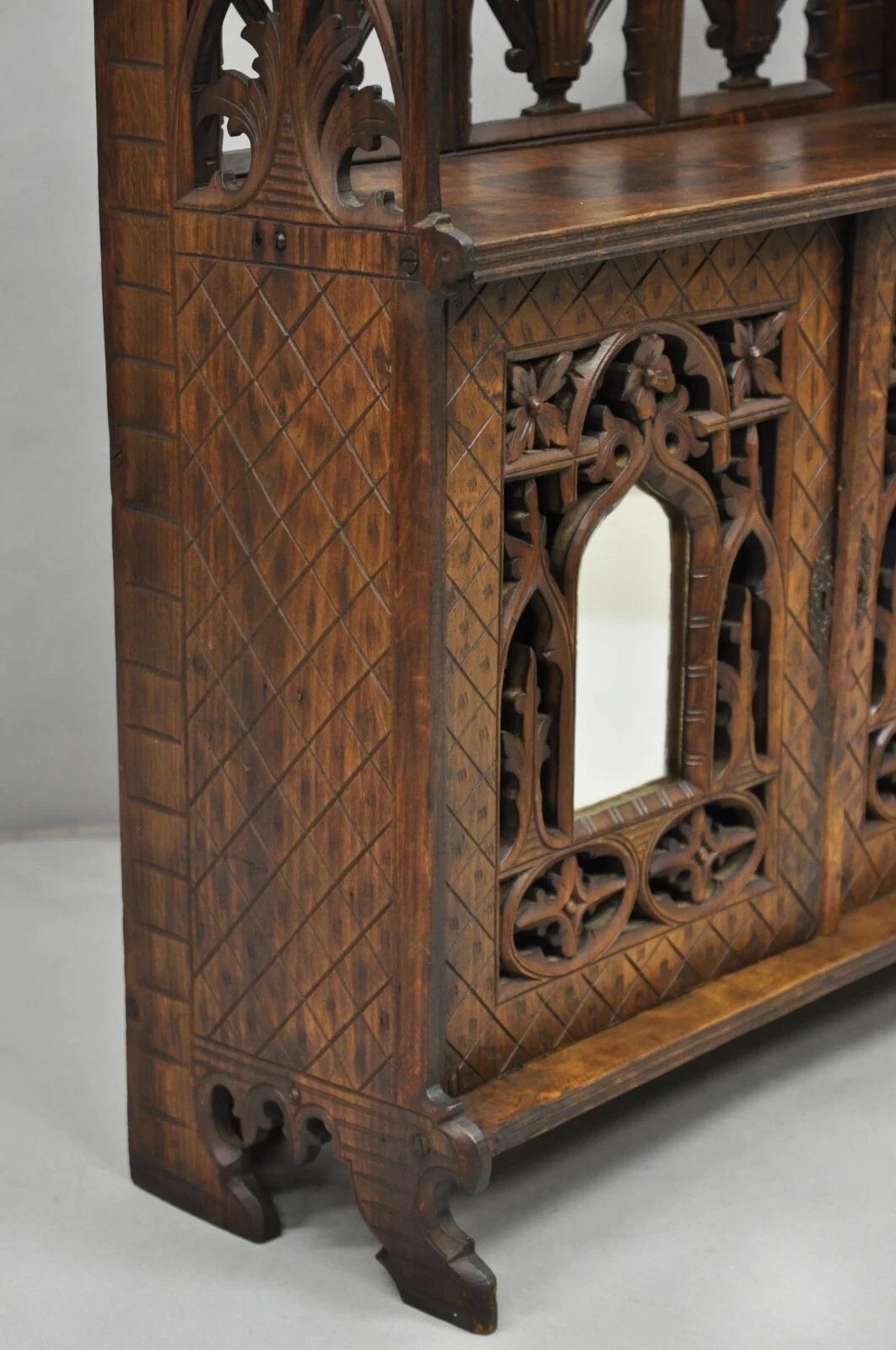 Antike gotische Arts & Crafts Black Forest Nussbaum geschnitzt kleine Wand Kuriositätenkabinett im Angebot 3