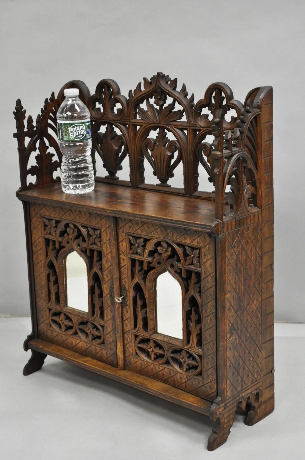 Antike Gothic Arts & Crafts Black Forest Nussbaum geschnitzt Kleine Wand Curio Cabinet. Artikel verfügt über funktionierende Schloss und Schlüssel, kunstvolle Schnitzereien im gesamten, Spiegeltüren, sehr schöne kleine antike Schrank. CIRCA Spätes