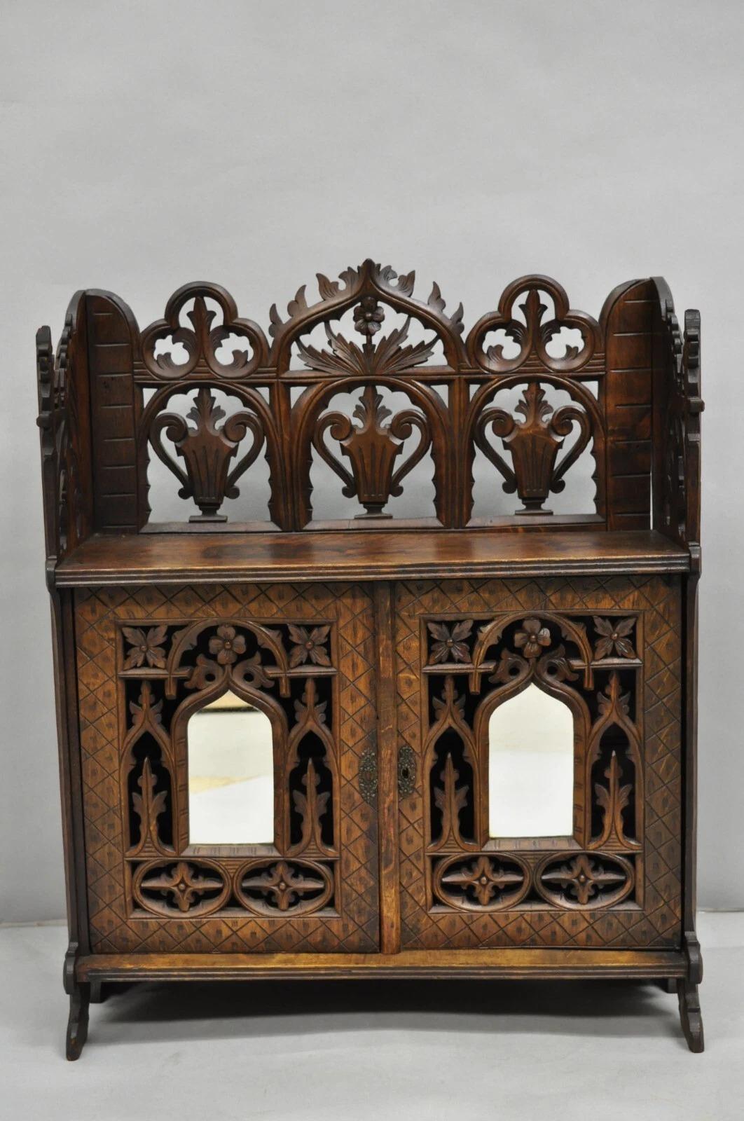 Antike gotische Arts & Crafts Black Forest Nussbaum geschnitzt kleine Wand Kuriositätenkabinett (Schwarzwald) im Angebot