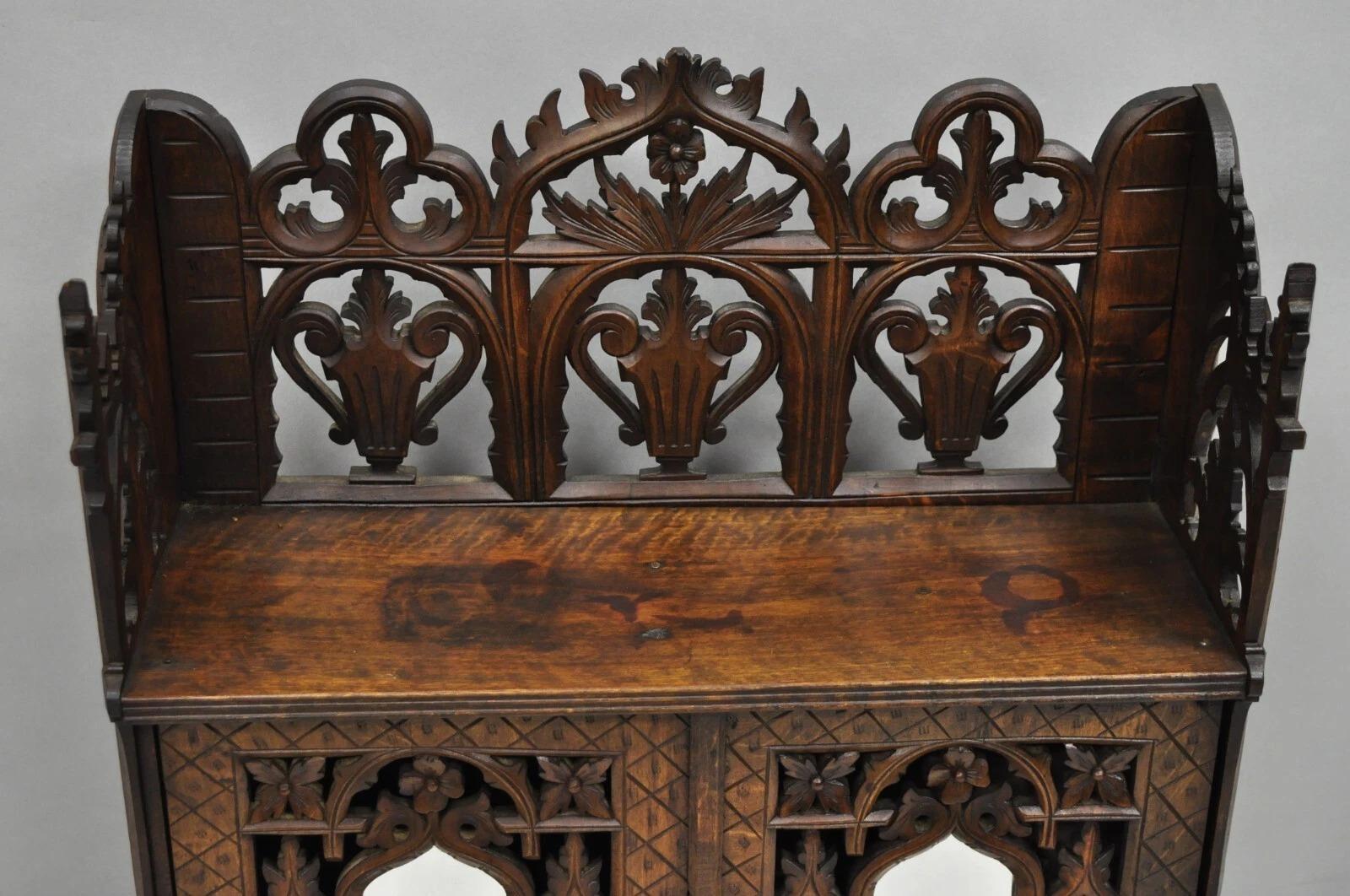 Antike gotische Arts & Crafts Black Forest Nussbaum geschnitzt kleine Wand Kuriositätenkabinett (Unbekannt) im Angebot