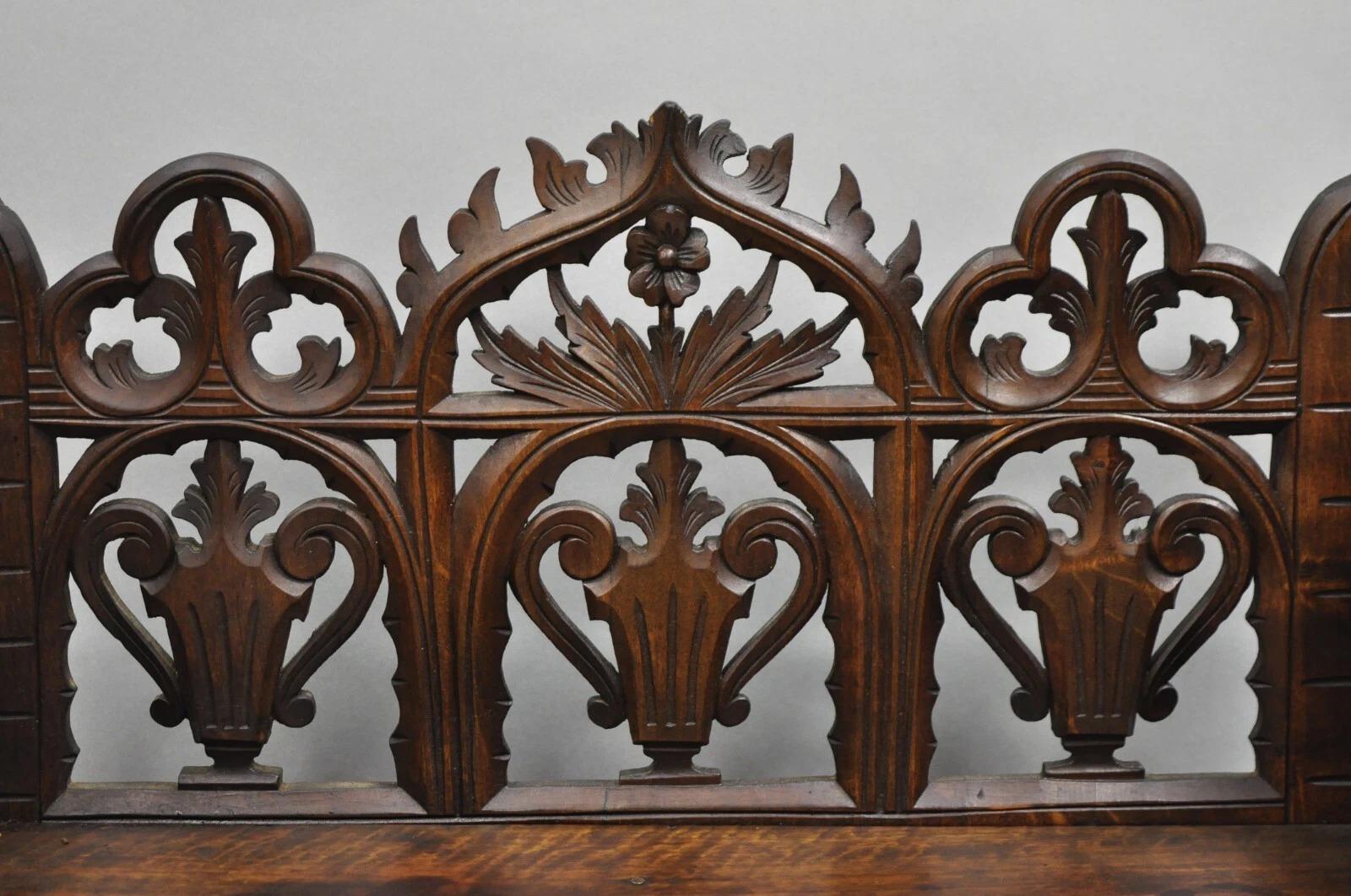 Antike gotische Arts & Crafts Black Forest Nussbaum geschnitzt kleine Wand Kuriositätenkabinett im Zustand „Gut“ im Angebot in Philadelphia, PA