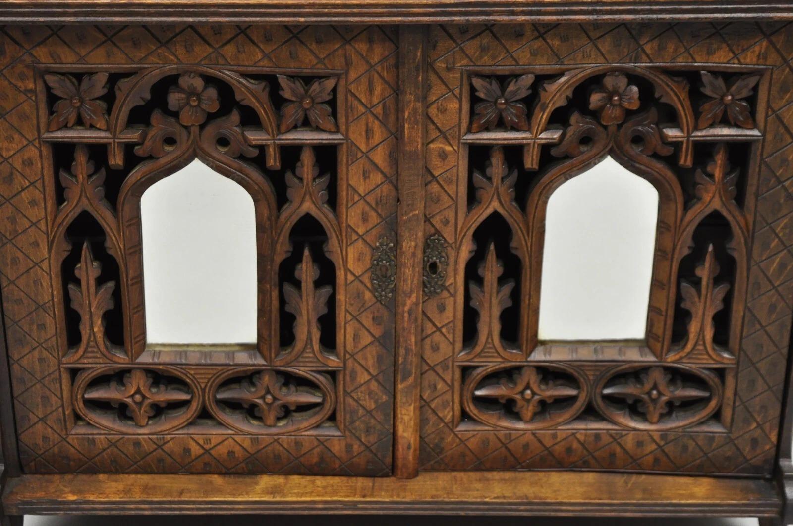 Antike gotische Arts & Crafts Black Forest Nussbaum geschnitzt kleine Wand Kuriositätenkabinett (19. Jahrhundert) im Angebot