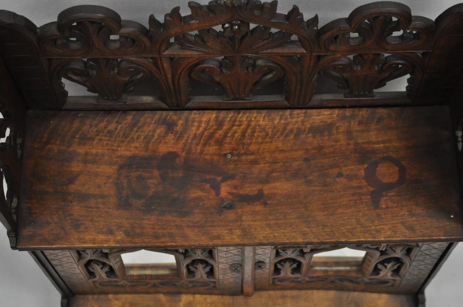 Antike gotische Arts & Crafts Black Forest Nussbaum geschnitzt kleine Wand Kuriositätenkabinett (Spiegel) im Angebot