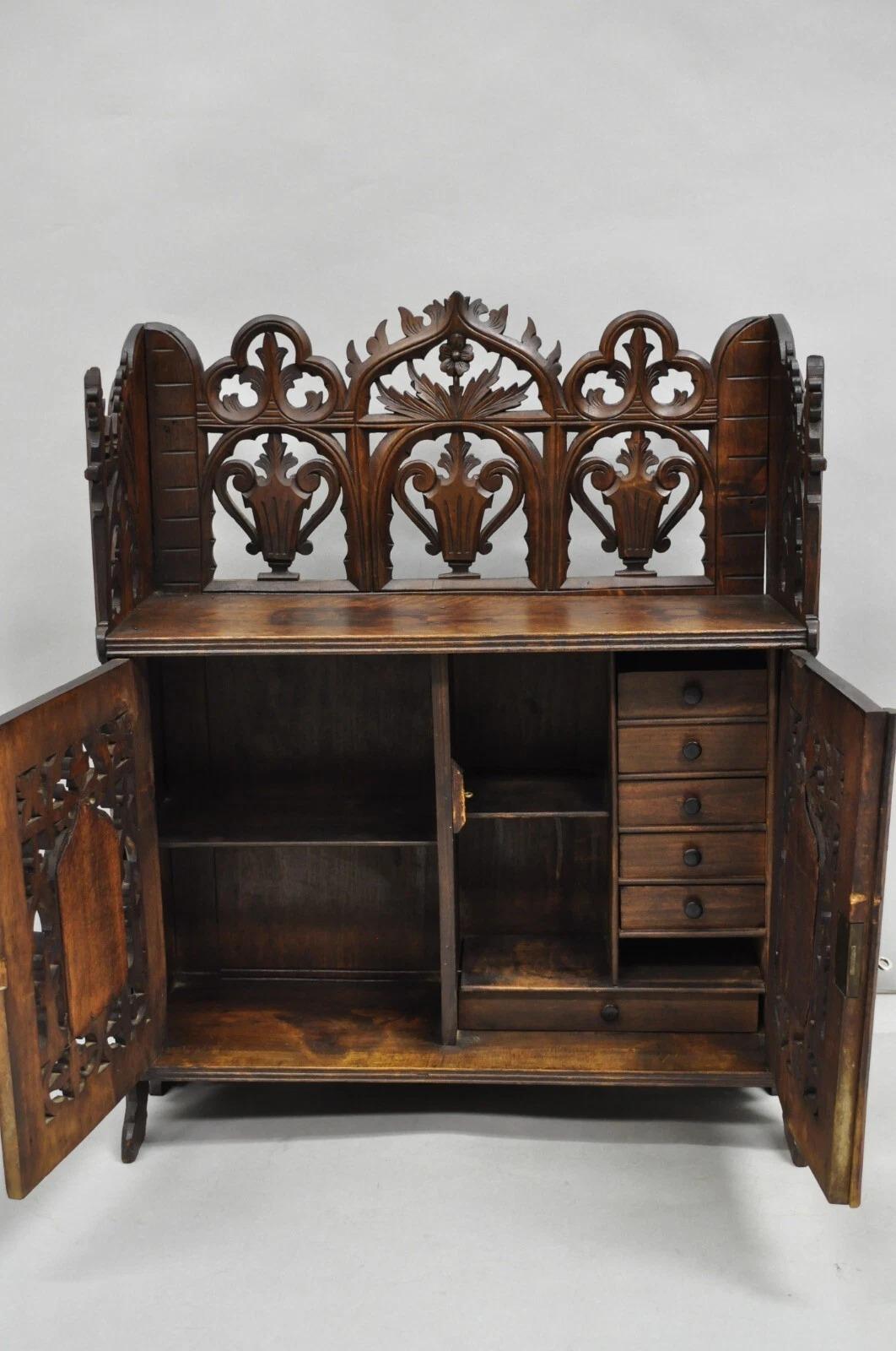 Antike gotische Arts & Crafts Black Forest Nussbaum geschnitzt kleine Wand Kuriositätenkabinett im Angebot 1