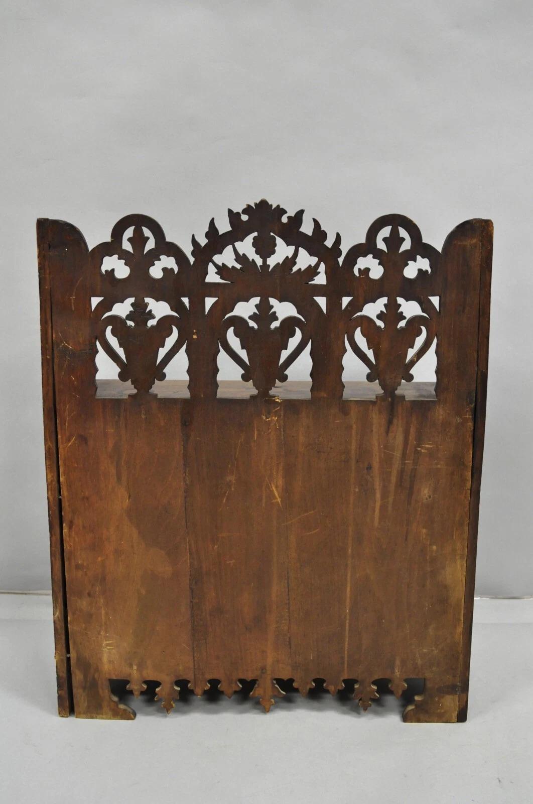 Antike gotische Arts & Crafts Black Forest Nussbaum geschnitzt kleine Wand Kuriositätenkabinett im Angebot 2