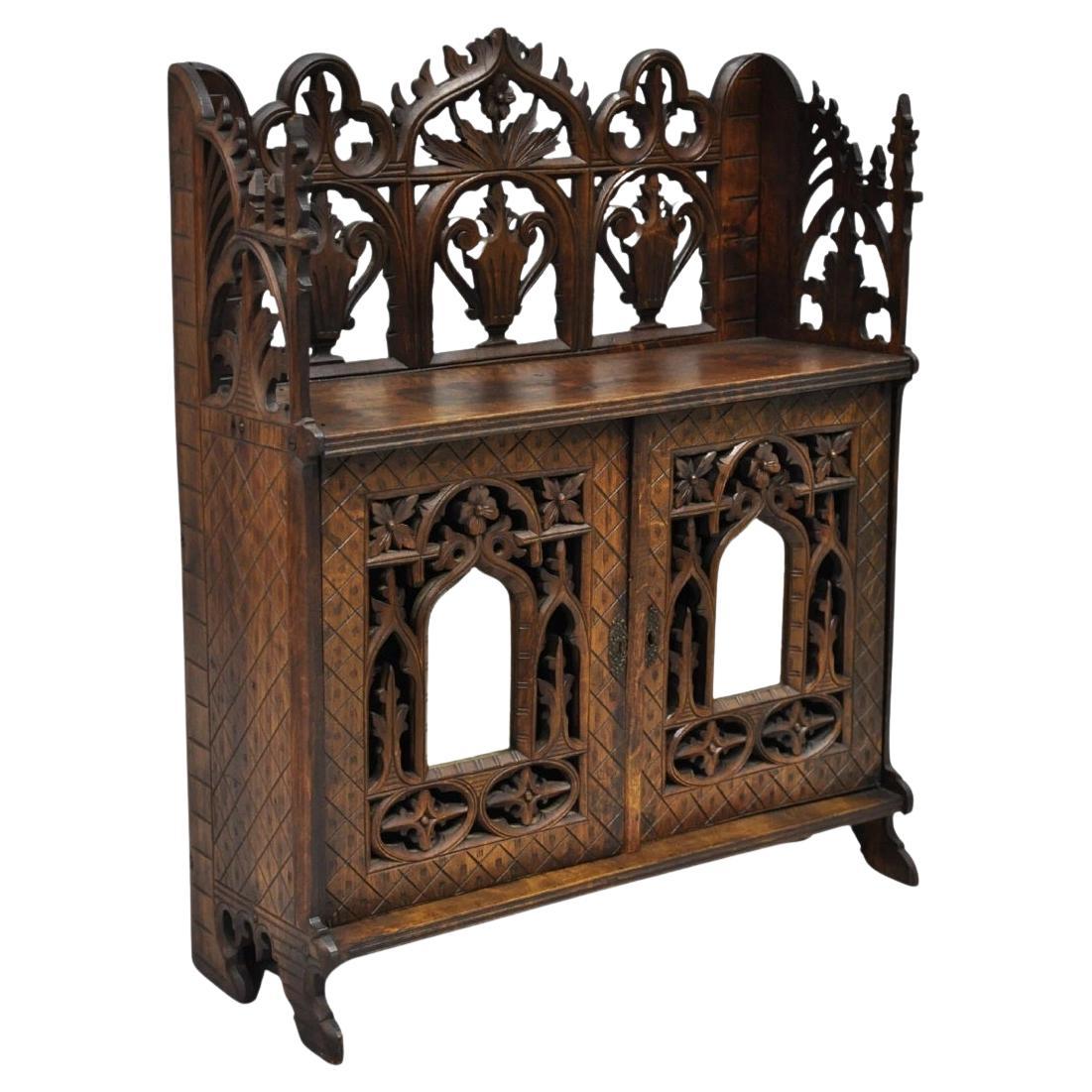 Petit meuble de curiosité gothique antique en noyer Black Forest sculpté