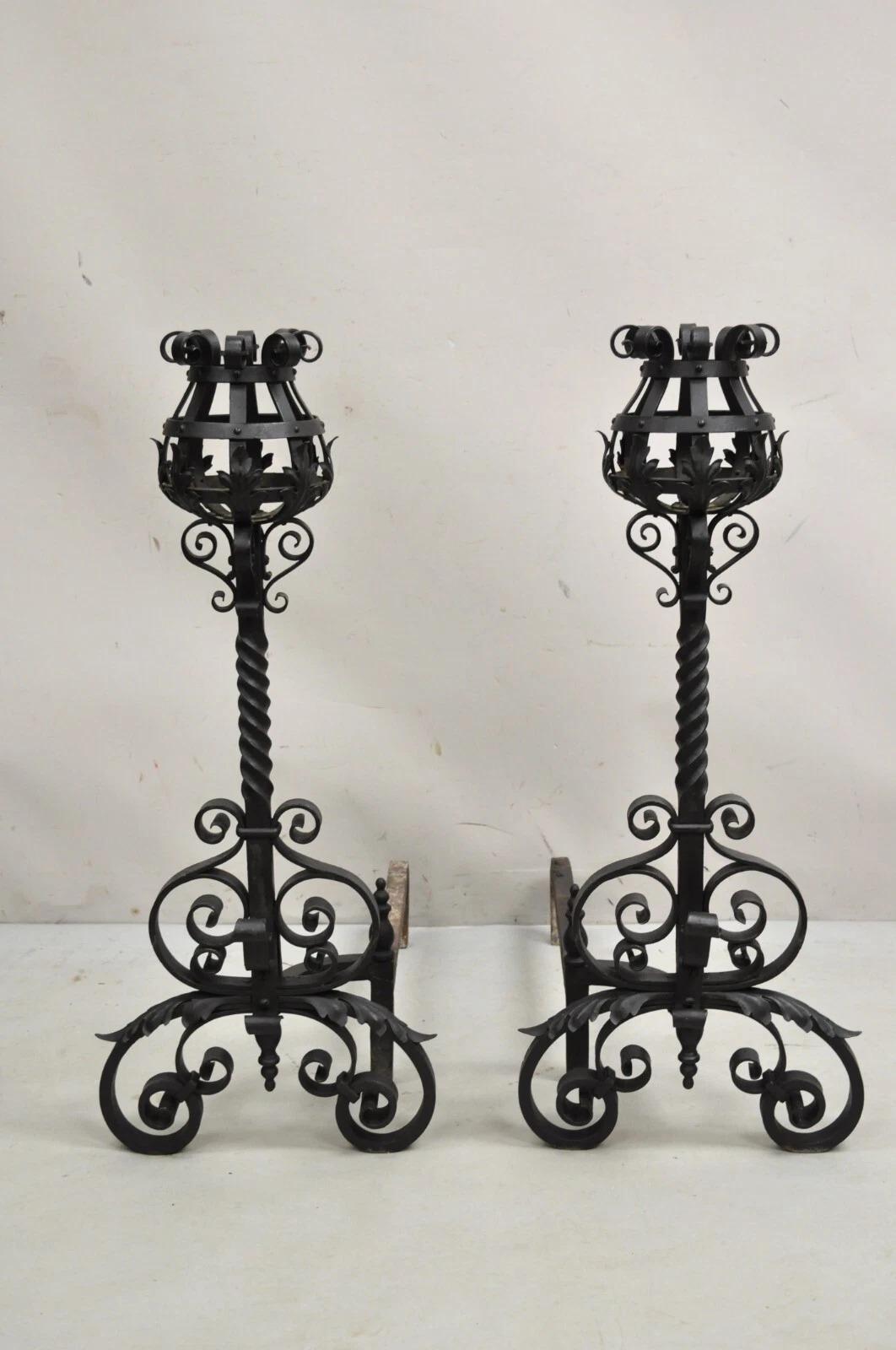 Antiguo Gótico Arts & Crafts Gran Hierro Forjado Chimenea Andirons w / Bar - un conjunto. El artículo tiene un tamaño grande impresionante, marcos de hierro con volutas, travesaño con volutas desmontable, muy bonito conjunto antiguo. Circa finales