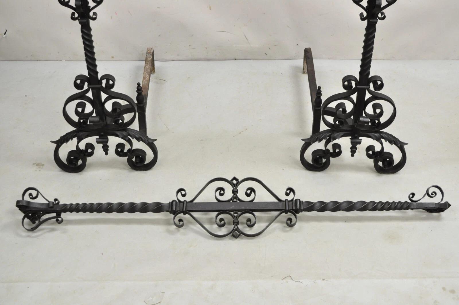 Antiguo Gótico Artes y Oficios Grande de hierro forjado Chimenea Andirons w / Bar - Set Desconocido en venta