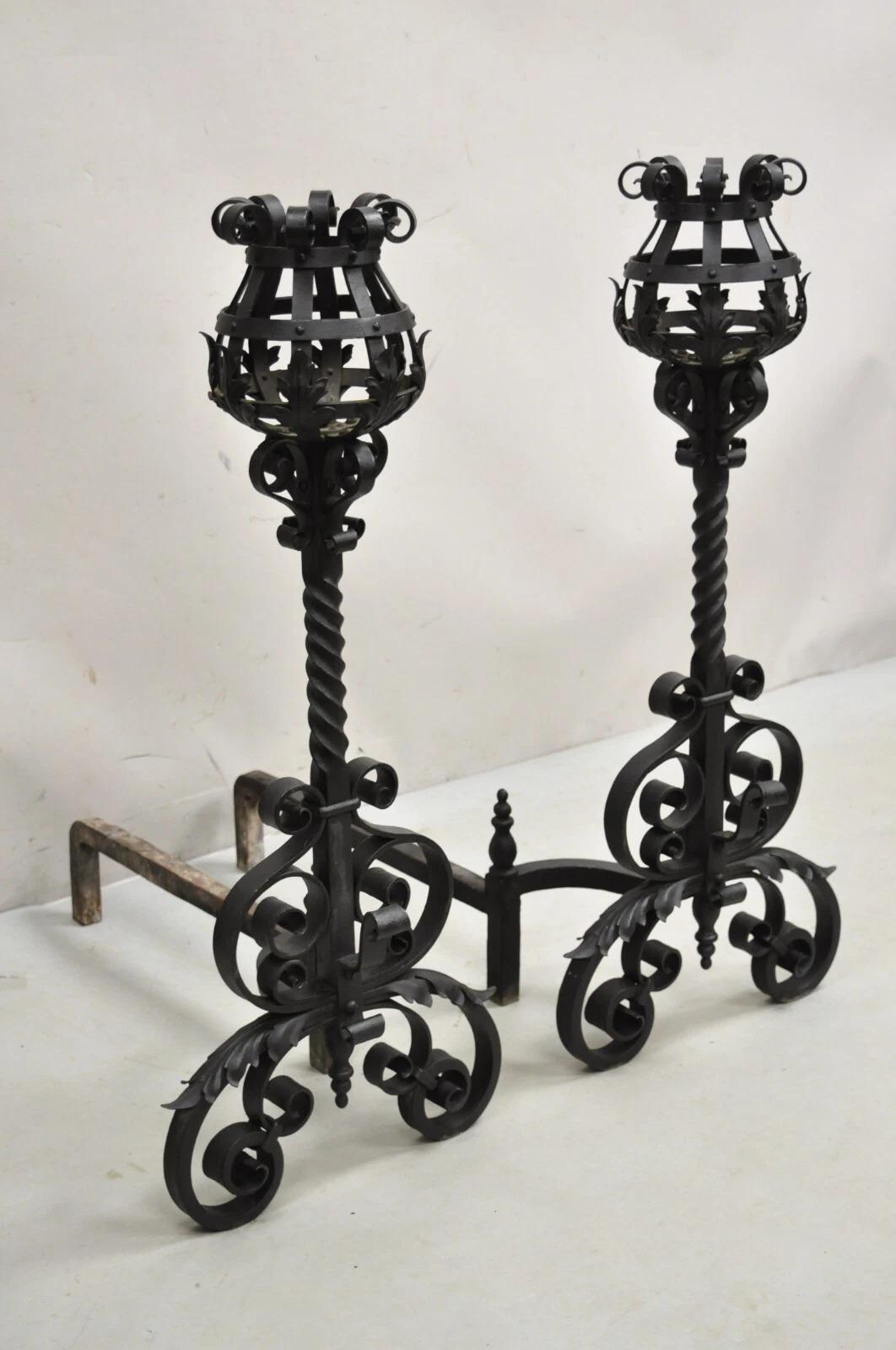 Antiguo Gótico Artes y Oficios Grande de hierro forjado Chimenea Andirons w / Bar - Set en Bueno estado para la venta en Philadelphia, PA