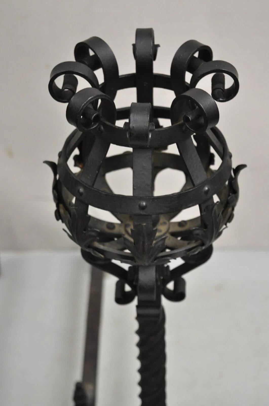 Antiguo Gótico Artes y Oficios Grande de hierro forjado Chimenea Andirons w / Bar - Set Hierro forjado en venta