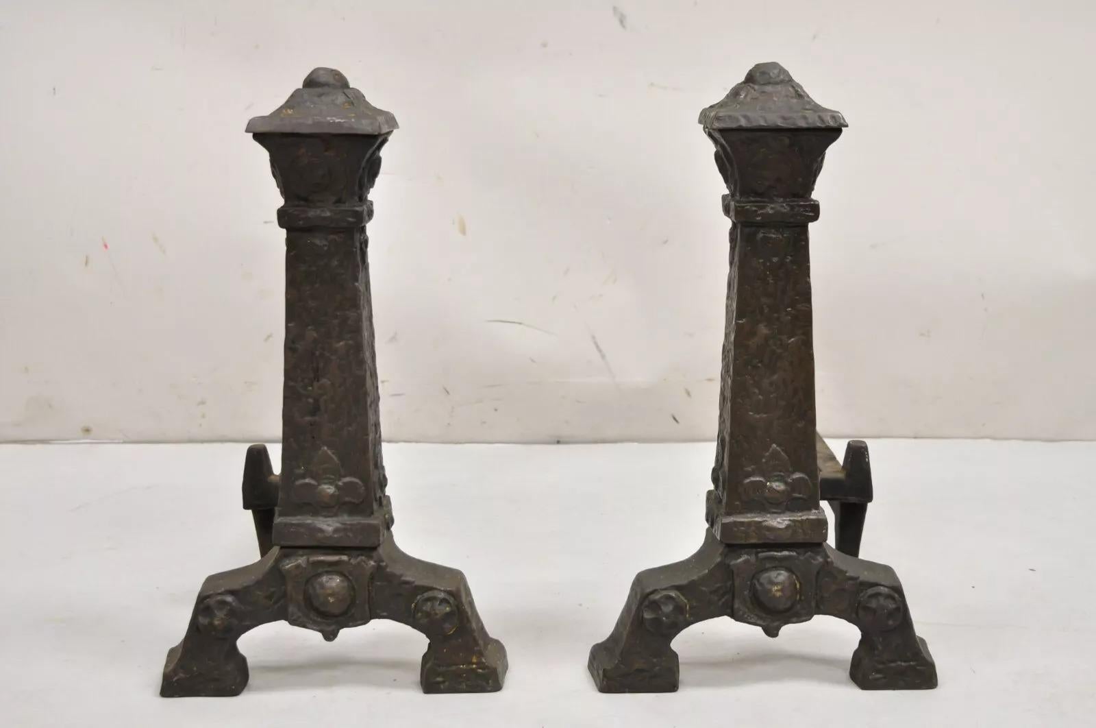 Antike gotische Arts and Crafts-Kamin-Feuerböcke aus Metallguss im Renaissance-Stil – ein Paar im Angebot 4