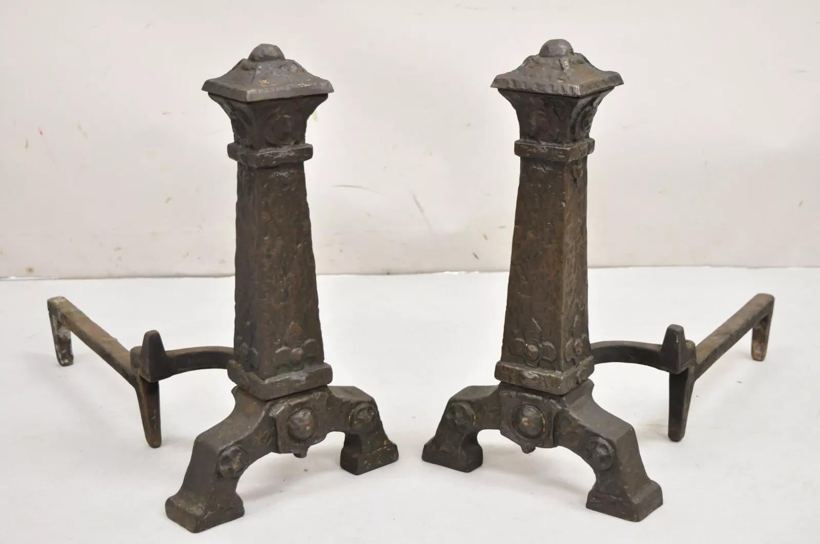 Antike Gothic Arts & Crafts Renaissance Cast Metal Kamin Andirons - ein Paar. CIRCA Anfang des 20. Jahrhunderts. Abmessungen: 18
