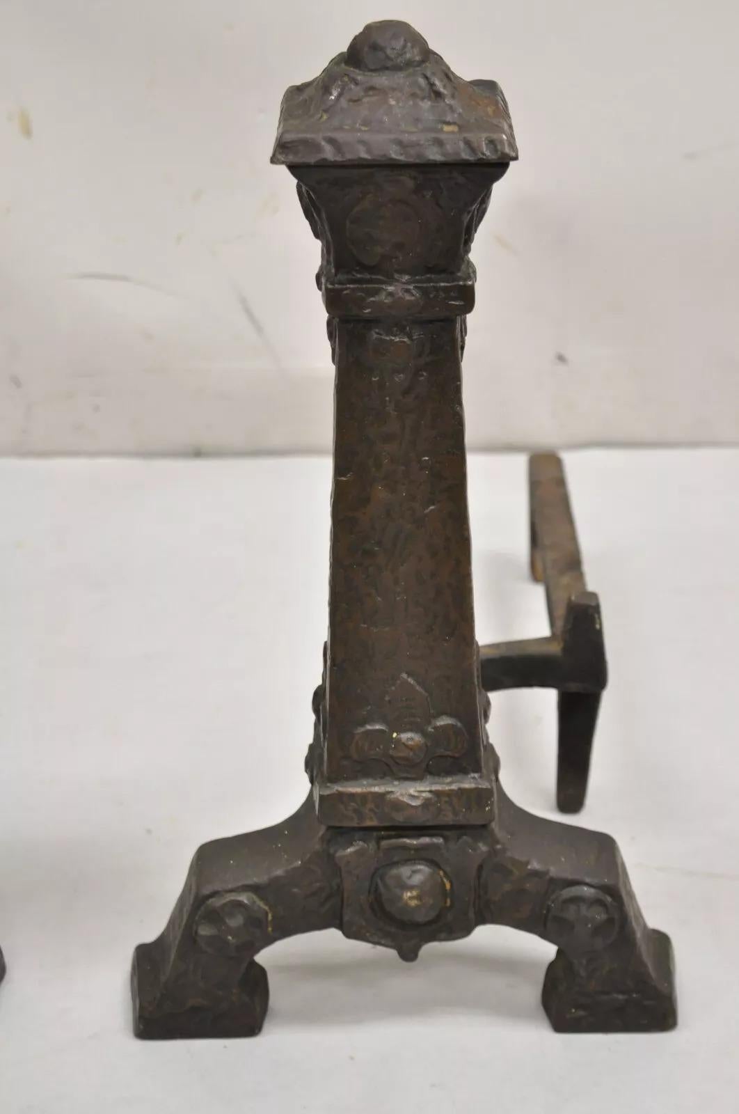 Antike gotische Arts and Crafts-Kamin-Feuerböcke aus Metallguss im Renaissance-Stil – ein Paar (Gotisch) im Angebot