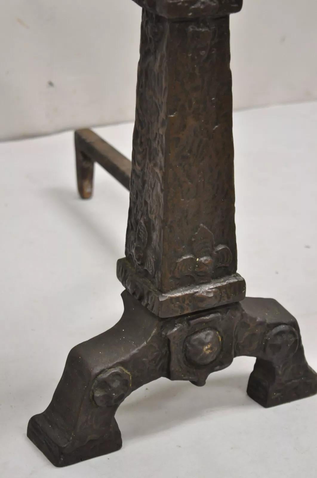 Antike gotische Arts and Crafts-Kamin-Feuerböcke aus Metallguss im Renaissance-Stil – ein Paar (Unbekannt) im Angebot