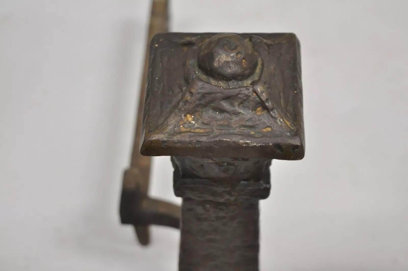 Antike gotische Arts and Crafts-Kamin-Feuerböcke aus Metallguss im Renaissance-Stil – ein Paar im Zustand „Gut“ im Angebot in Philadelphia, PA