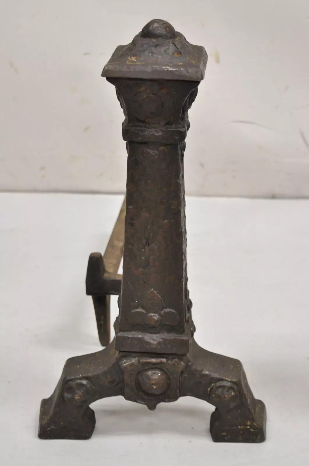 Antike gotische Arts and Crafts-Kamin-Feuerböcke aus Metallguss im Renaissance-Stil – ein Paar (20. Jahrhundert) im Angebot