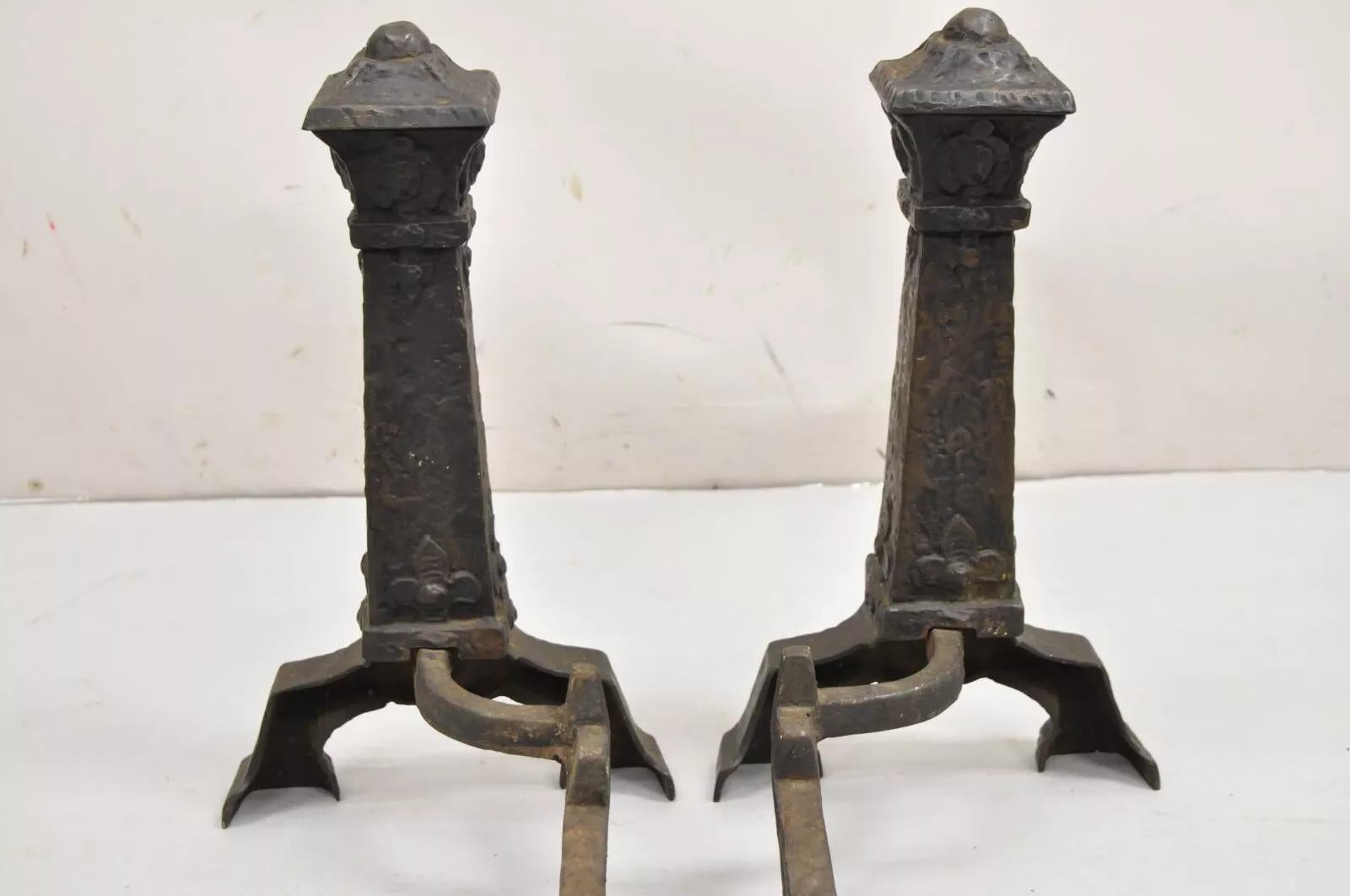 Antike gotische Arts and Crafts-Kamin-Feuerböcke aus Metallguss im Renaissance-Stil – ein Paar im Angebot 1
