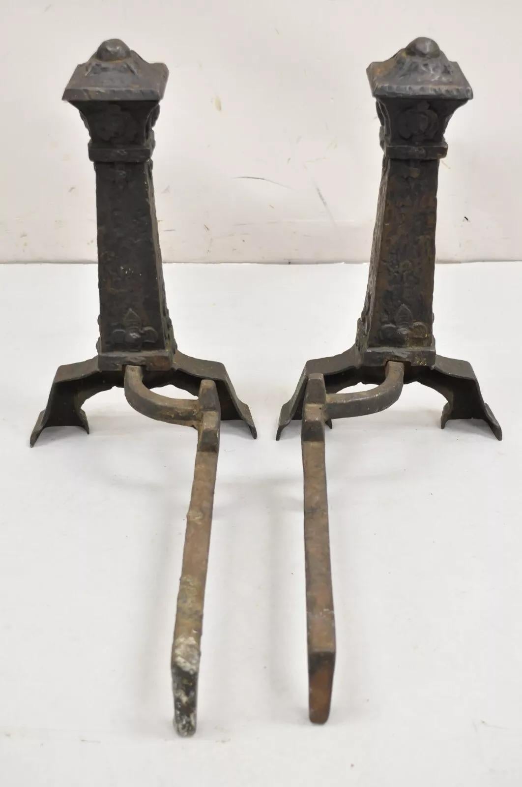 Antike gotische Arts and Crafts-Kamin-Feuerböcke aus Metallguss im Renaissance-Stil – ein Paar im Angebot 2
