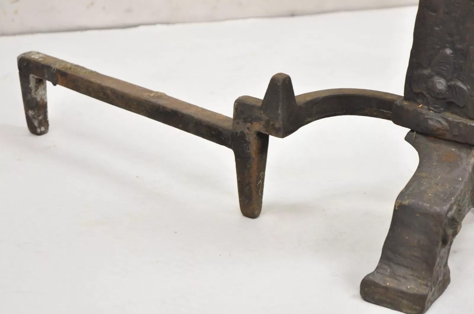 Antike gotische Arts and Crafts-Kamin-Feuerböcke aus Metallguss im Renaissance-Stil – ein Paar im Angebot 3