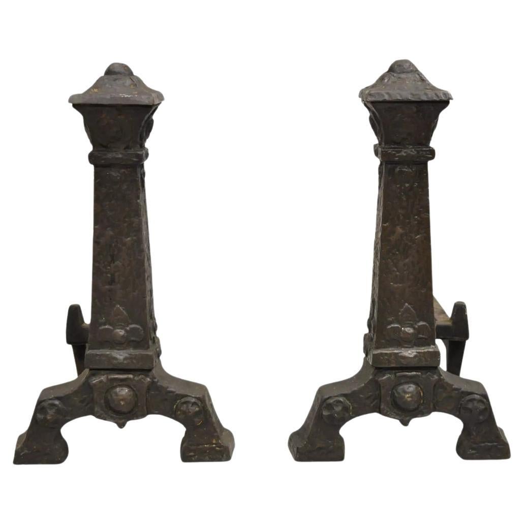 Antike gotische Arts and Crafts-Kamin-Feuerböcke aus Metallguss im Renaissance-Stil – ein Paar