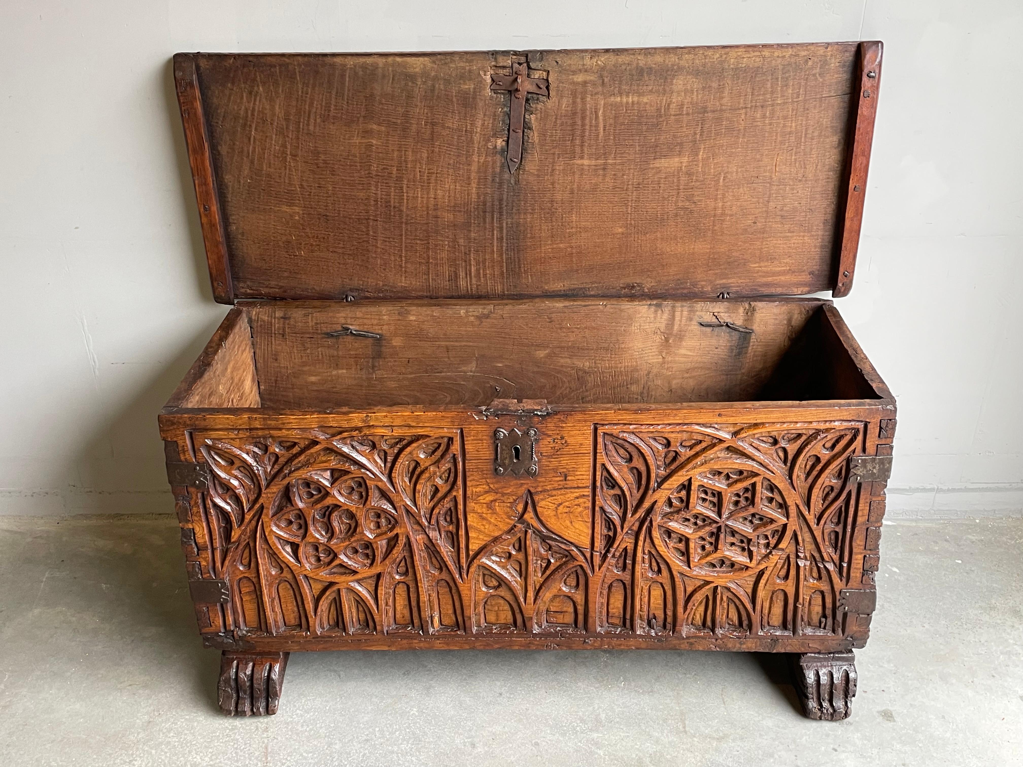 XVIIIe siècle et antérieur Amazing Antiques Gothic Blanket Chest / Trunk with Amazing Patina & Original Lock ca 1700 en vente