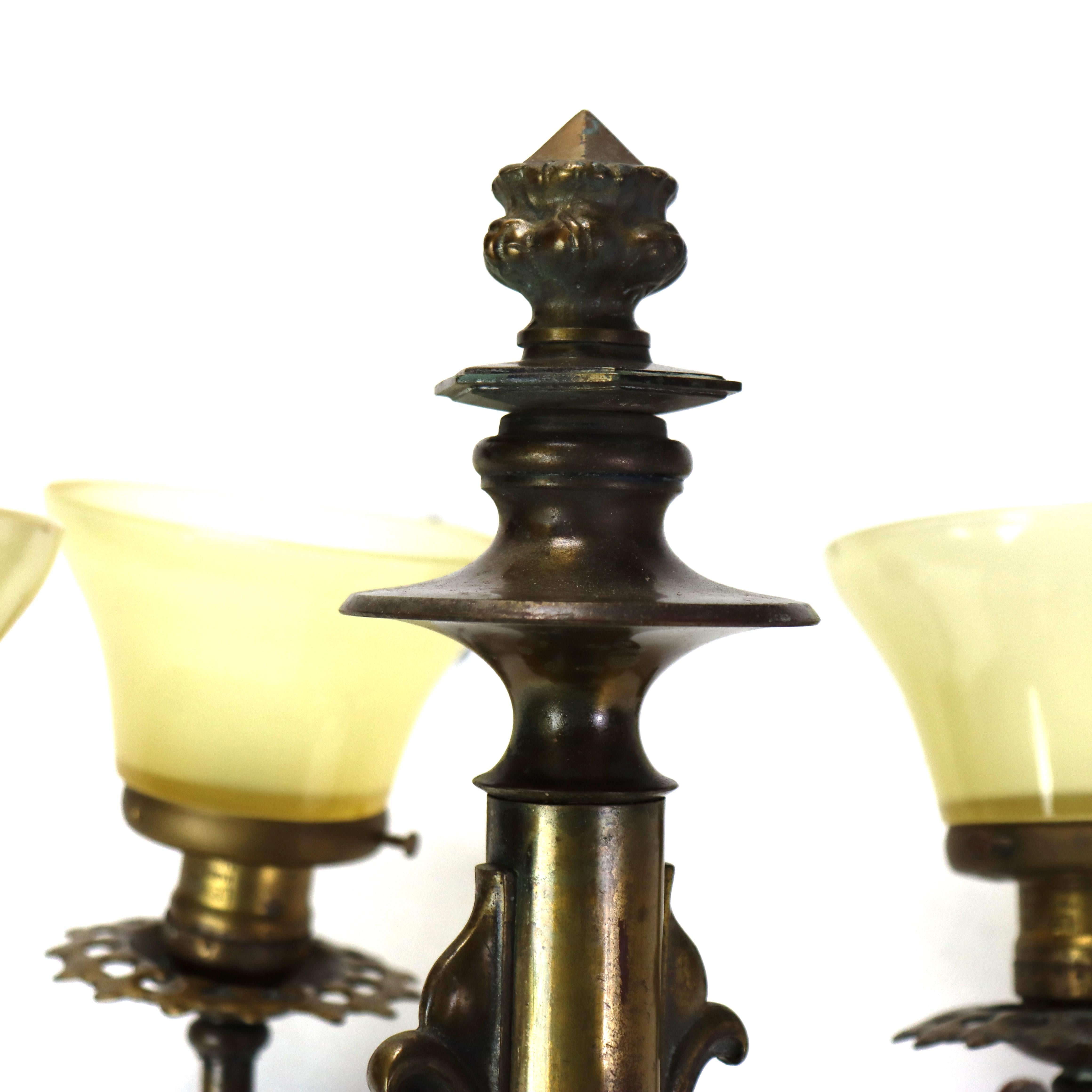Applique murale gothique ancienne à trois lumières en bronze avec abat-jour en verre d'art jaune, vers 1920 en vente 4