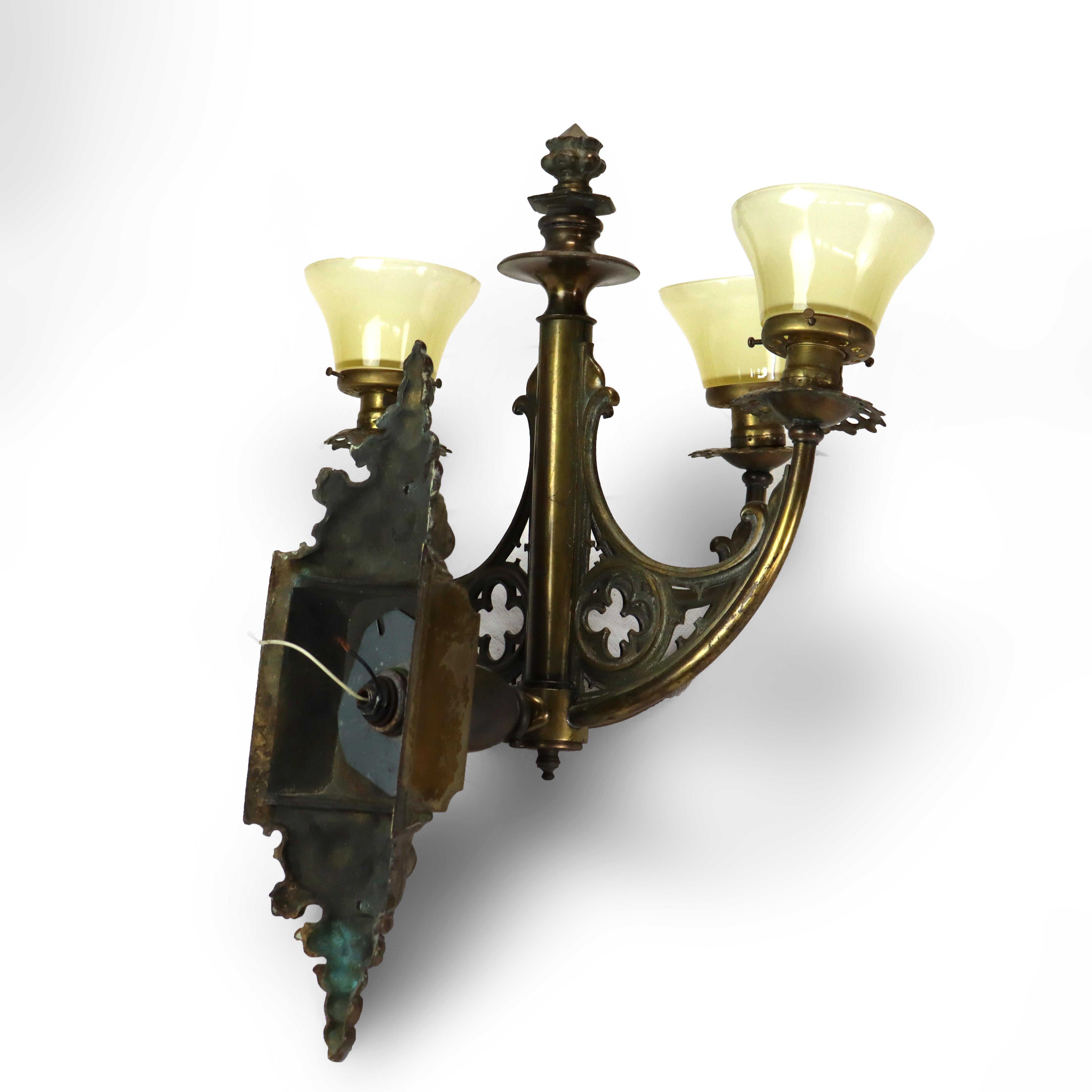 Applique murale gothique ancienne à trois lumières en bronze avec abat-jour en verre d'art jaune, vers 1920 en vente 5