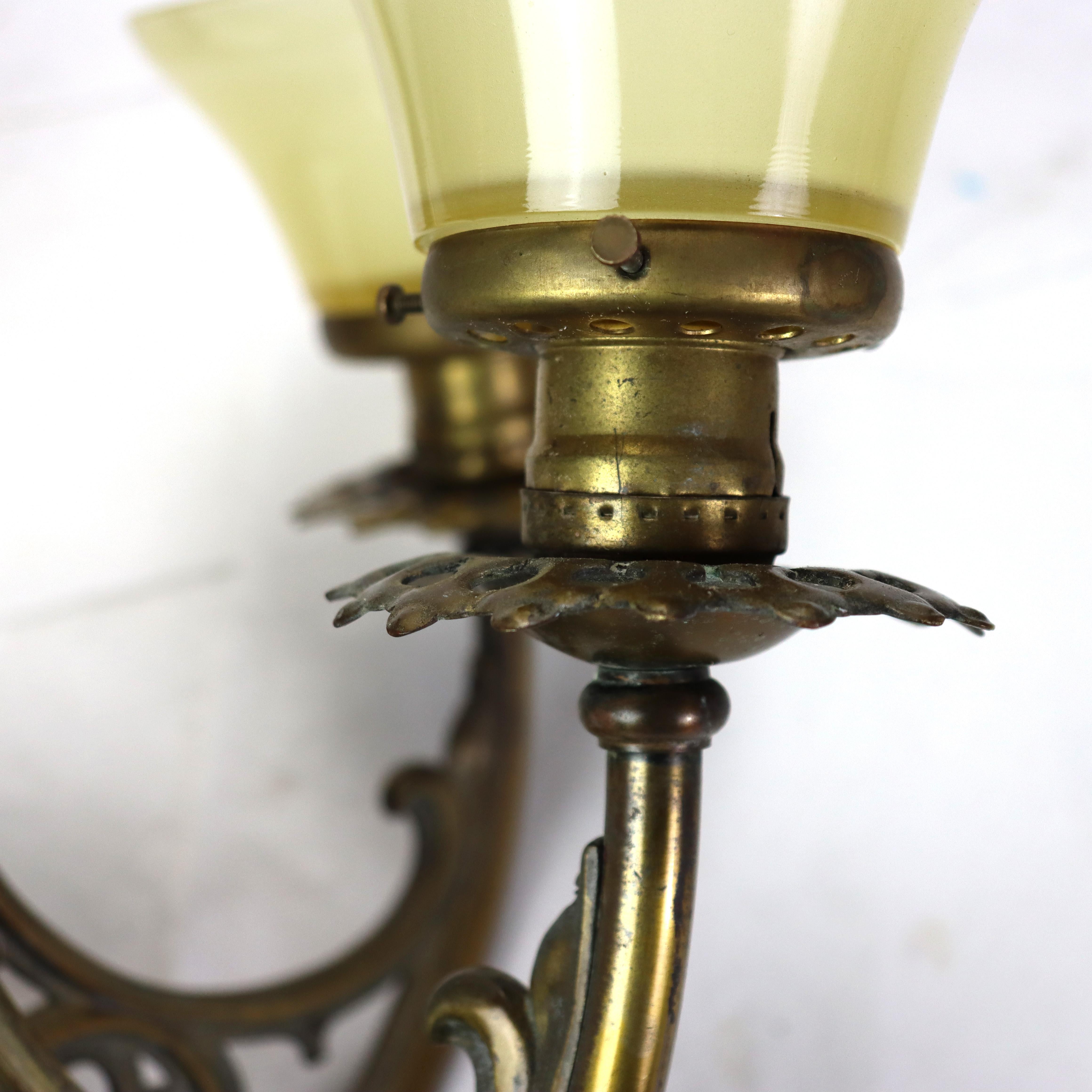 Applique murale gothique ancienne à trois lumières en bronze avec abat-jour en verre d'art jaune, vers 1920 en vente 6