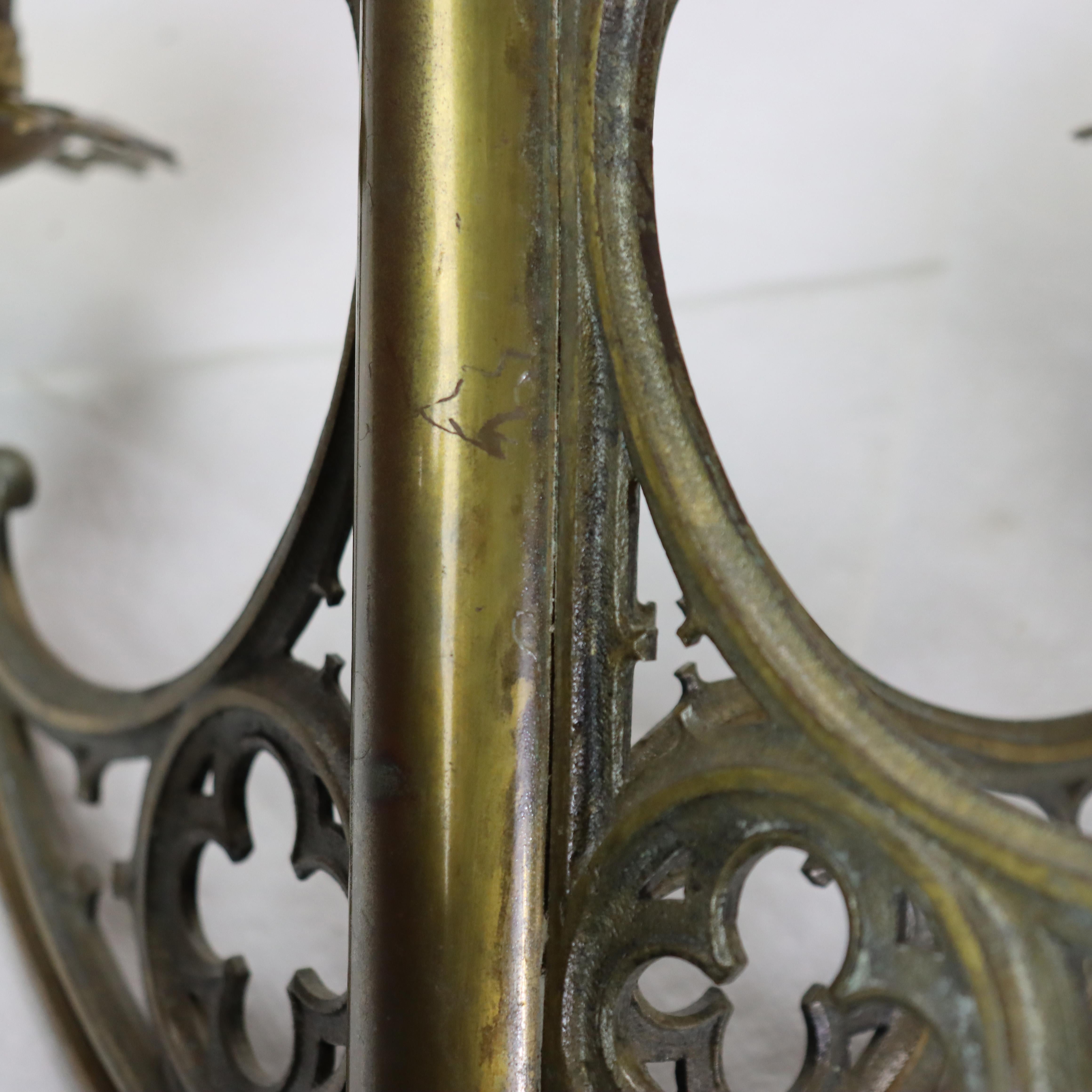 Applique murale gothique ancienne à trois lumières en bronze avec abat-jour en verre d'art jaune, vers 1920 en vente 7