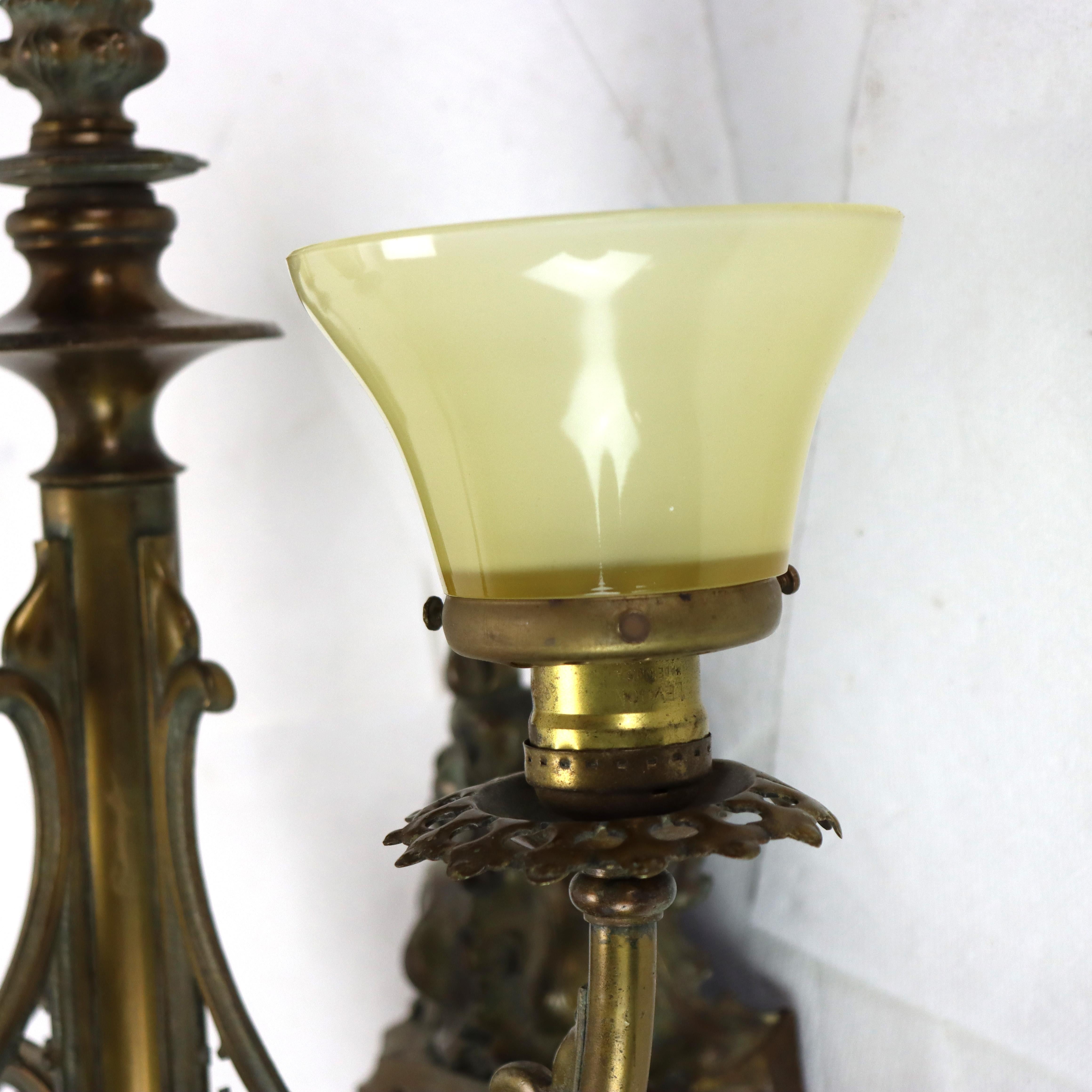 Américain Applique murale gothique ancienne à trois lumières en bronze avec abat-jour en verre d'art jaune, vers 1920 en vente