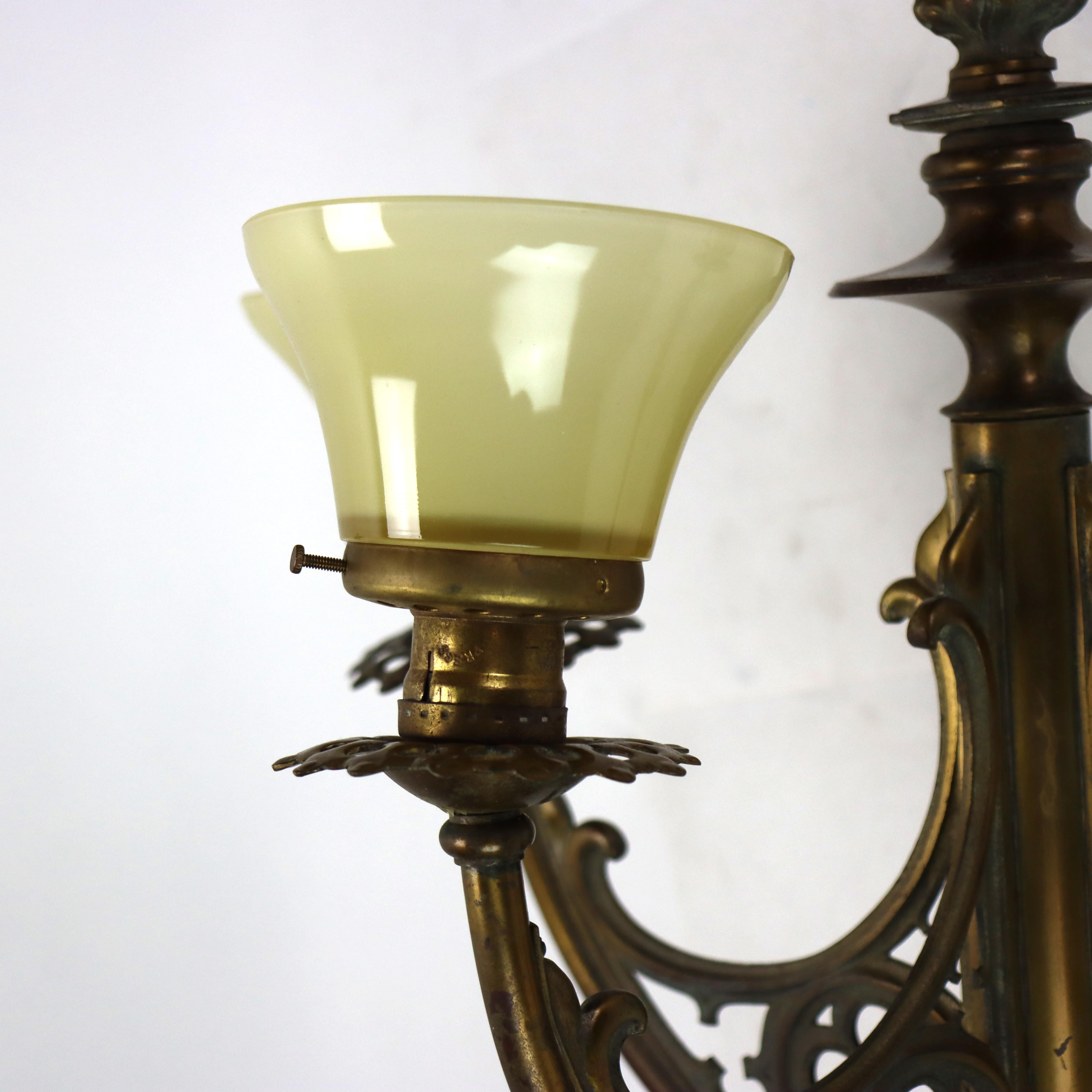 Applique murale gothique ancienne à trois lumières en bronze avec abat-jour en verre d'art jaune, vers 1920 Bon état - En vente à Big Flats, NY