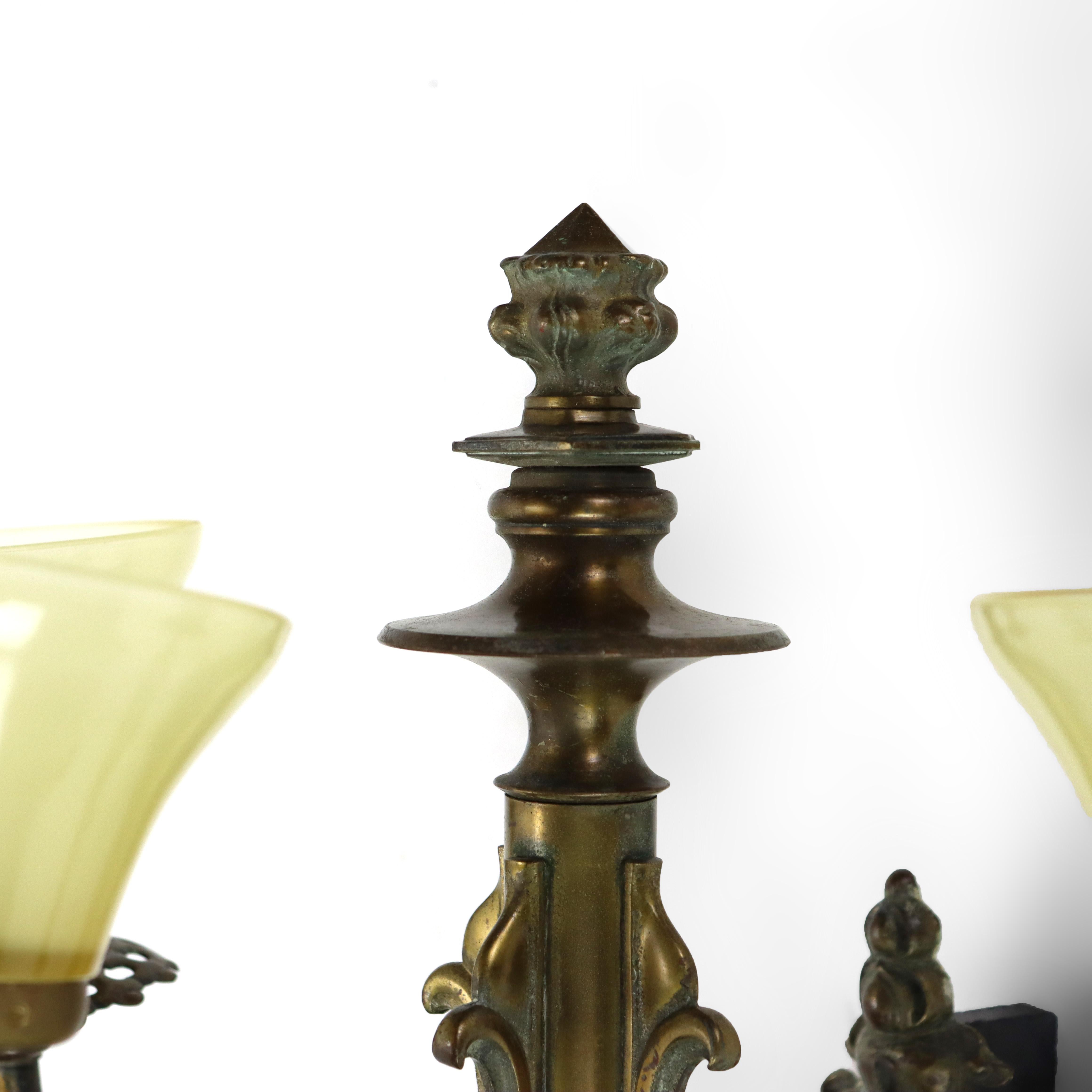 20ième siècle Applique murale gothique ancienne à trois lumières en bronze avec abat-jour en verre d'art jaune, vers 1920 en vente