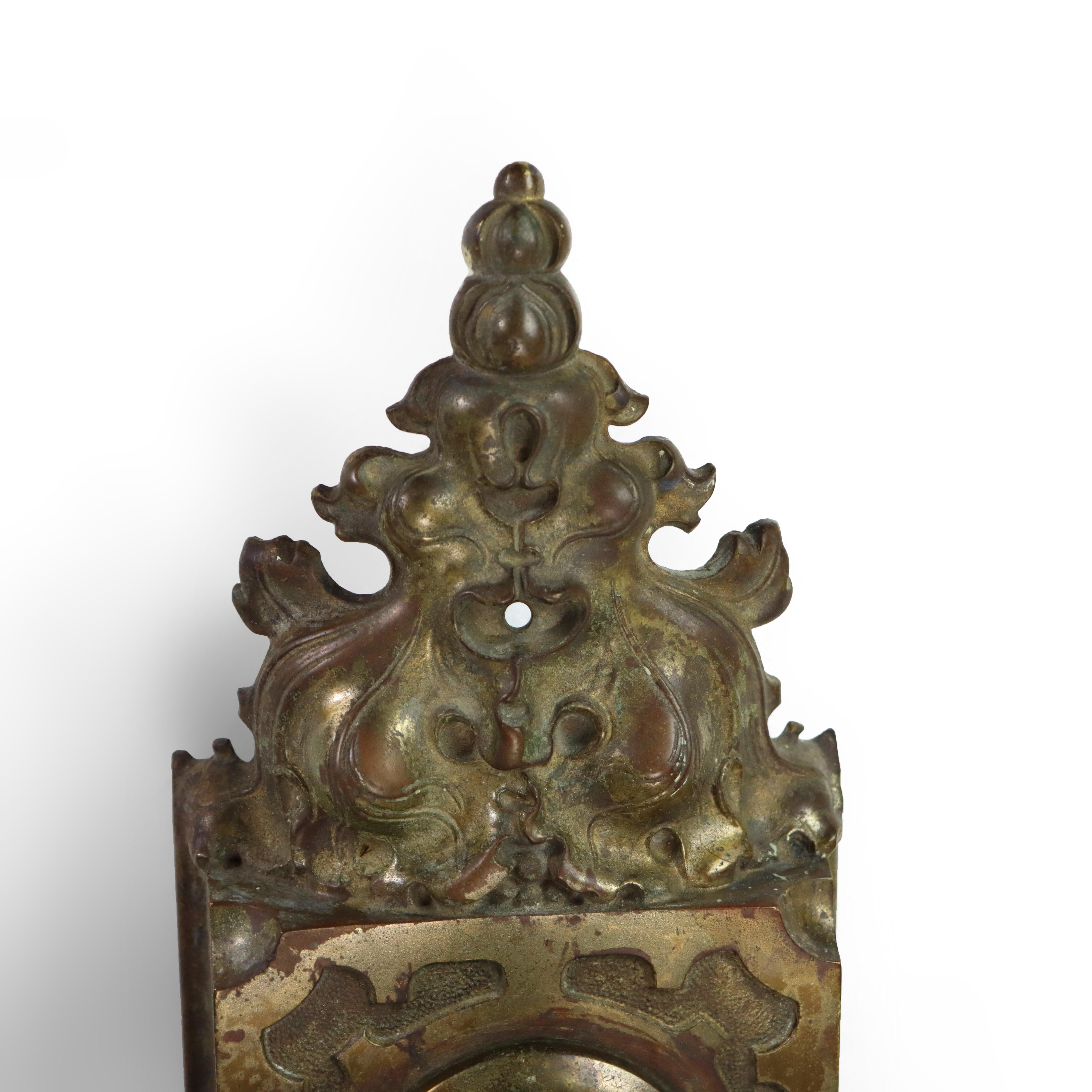 Bronze Applique murale gothique ancienne à trois lumières en bronze avec abat-jour en verre d'art jaune, vers 1920 en vente